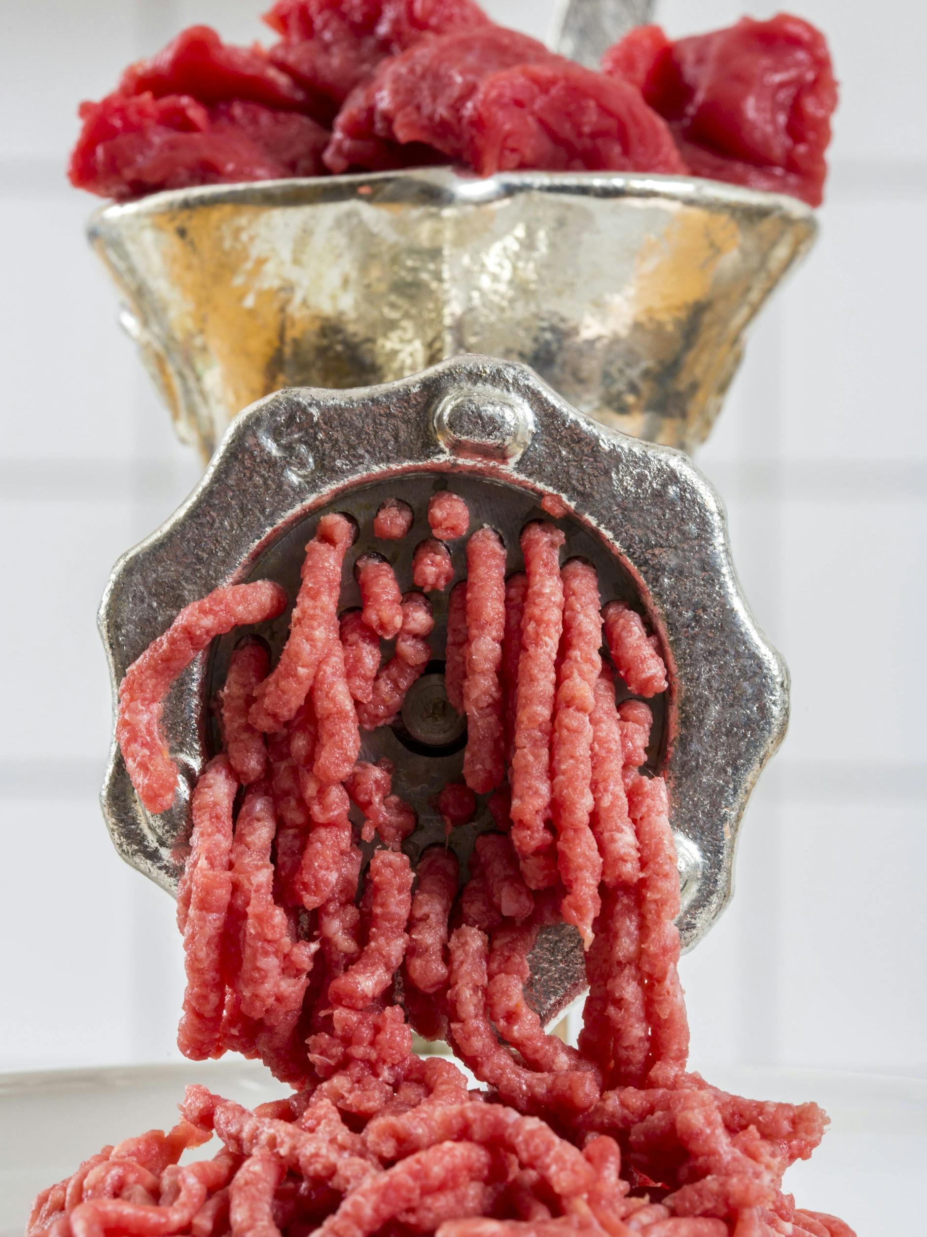 Wer auf Nummer sicher gehen will, kann auch Hackfleisch selbst mithilfe eines Fleischwolfs anfertigen.