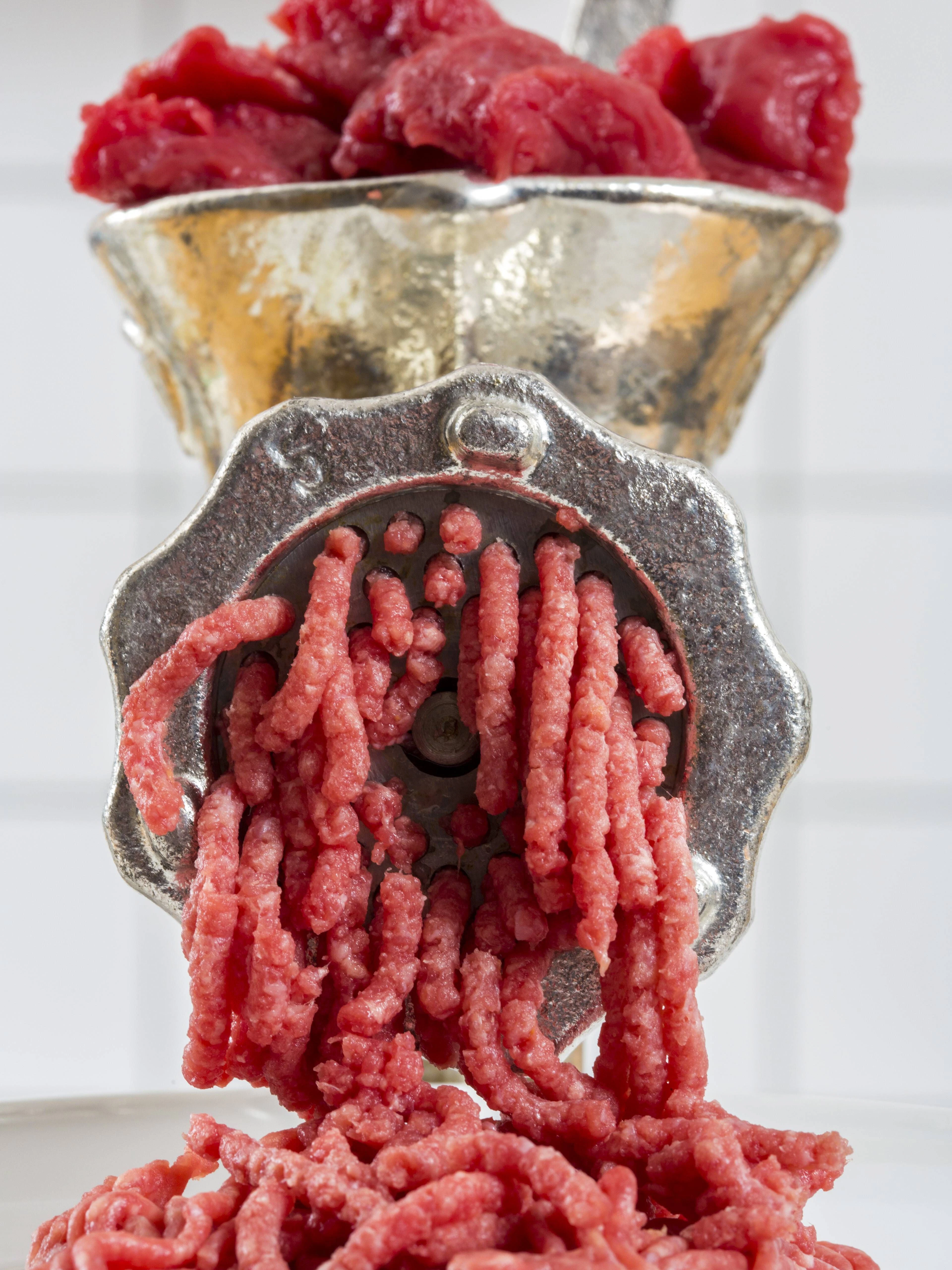 Wer auf Nummer sicher gehen will, kann auch Hackfleisch selbst mithilfe eines Fleischwolfs anfertigen.