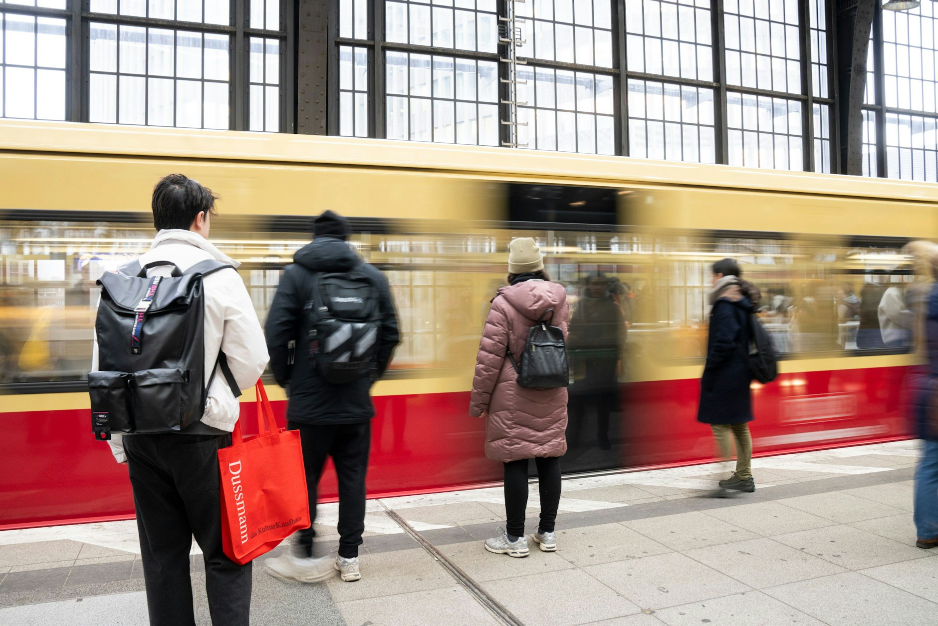 Die Berliner S-Bahn benötigt dringend neue Züge: Doch die Ausschreibung dafür wurde immer wieder verschoben.