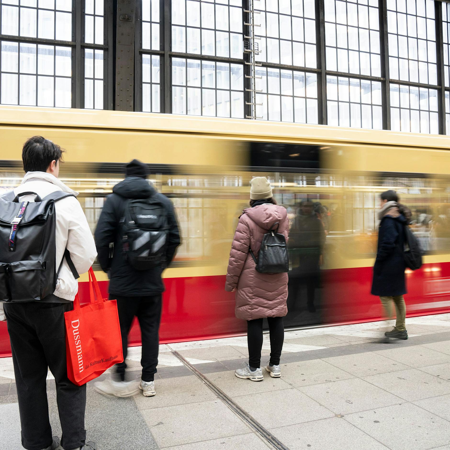 Berliner S-Bahn steuert ins Chaos: Züge pfeifen aus dem letzten Loch