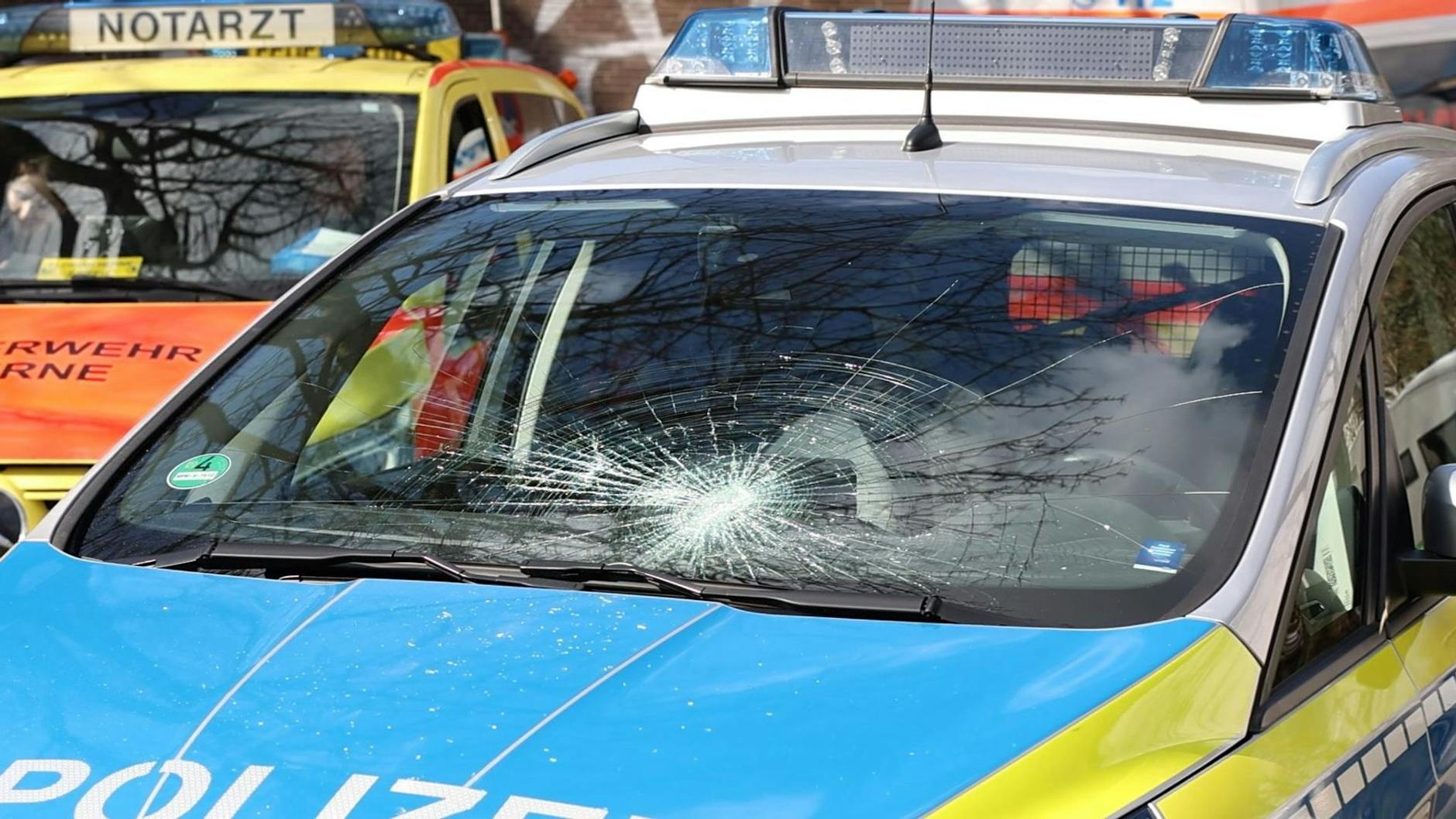 Der Polizeiwagen mit der zerstörten Windschutzscheibe. Der Mann soll Gläser auf das Auto geworfen haben.