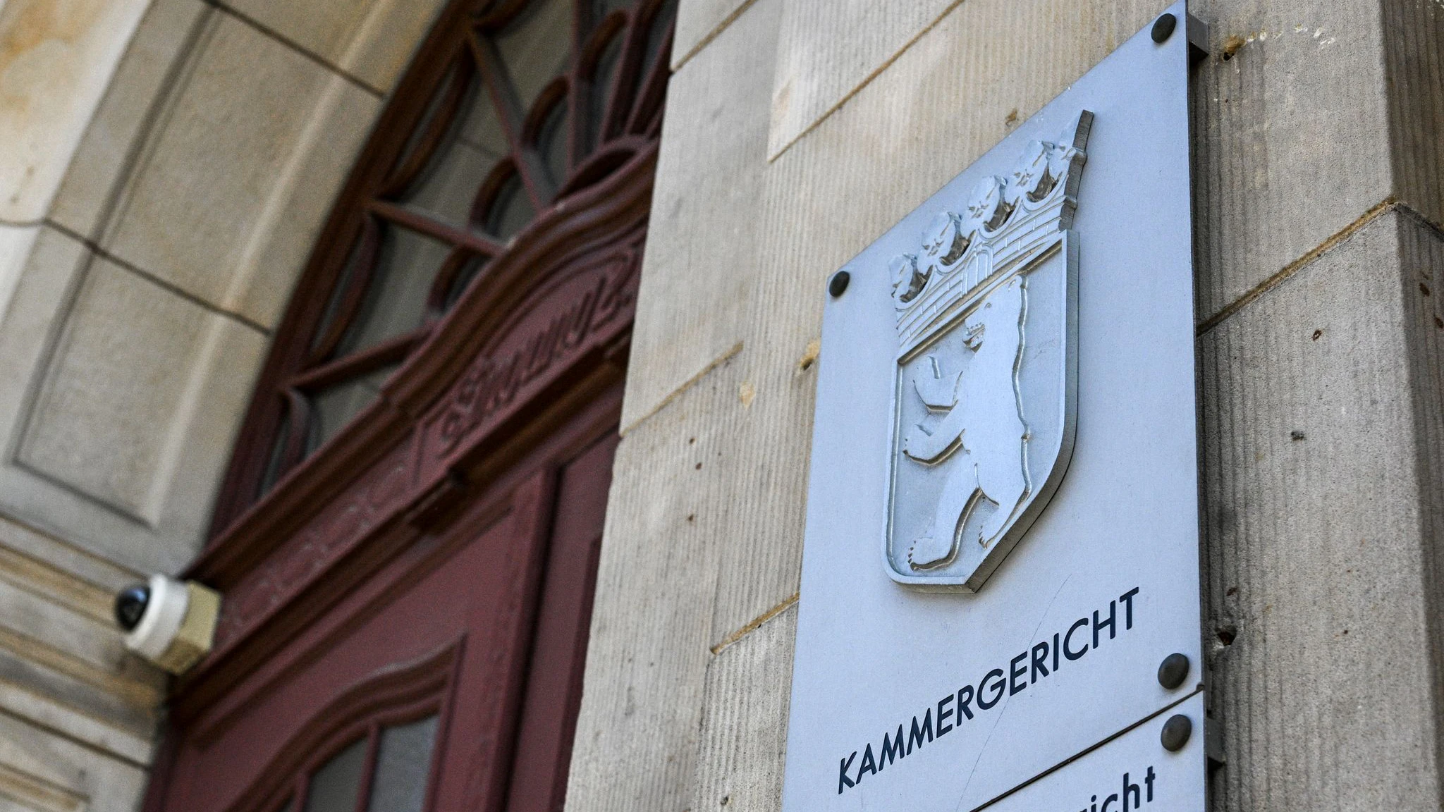 Ein Schild weist auf das Kammergericht Berlin im Gebäude in der Elßholzstraße hin: Gegen zwei mutmaßliche ehemalige Mitglieder der linksextremistischen Gruppe „Das Komitee“ beginnt dort ein Prozess.