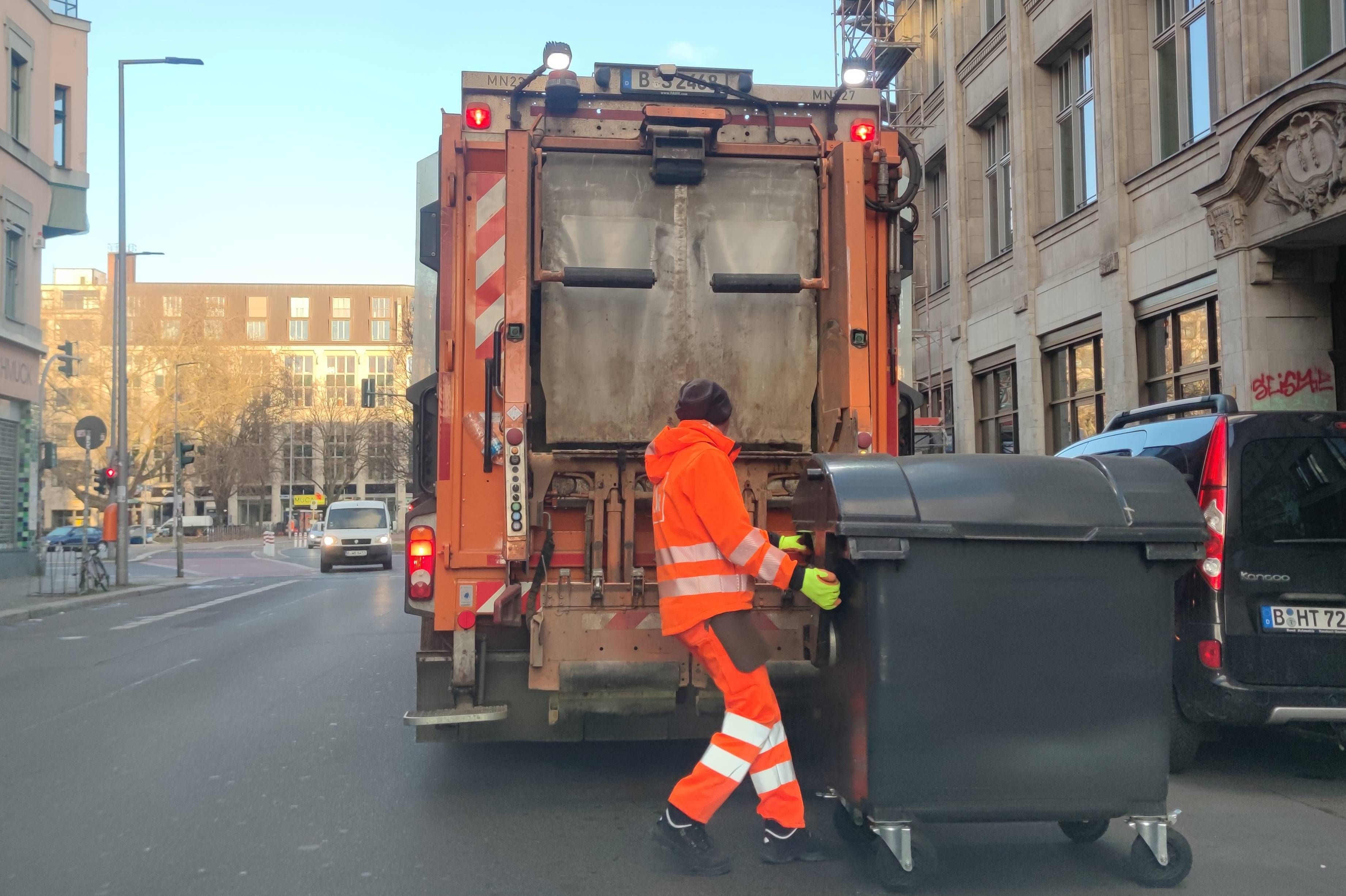Neuer Streik droht: Schafft die BSR davor noch den alten Streik-Müll weg?