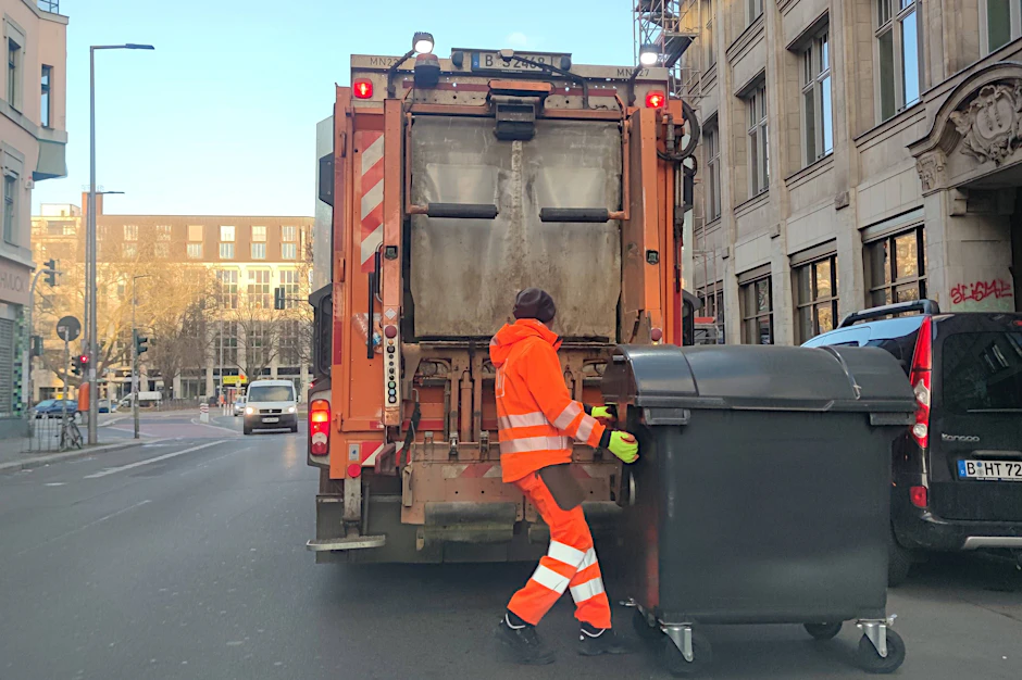 Sie ist wieder da! Die Müllabfuhr der BSR war am heutigen Montag wieder in Berlin unterwegs. Dieser Waagen wurde in Kreuzberg gesichtet.