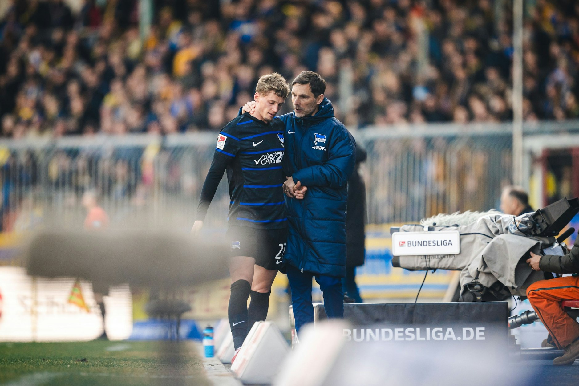 Ein kurzes Gespräch nach der Auswechslung: Michael Cuisance und Hertha-Trainer Stefan Leitl (r.)