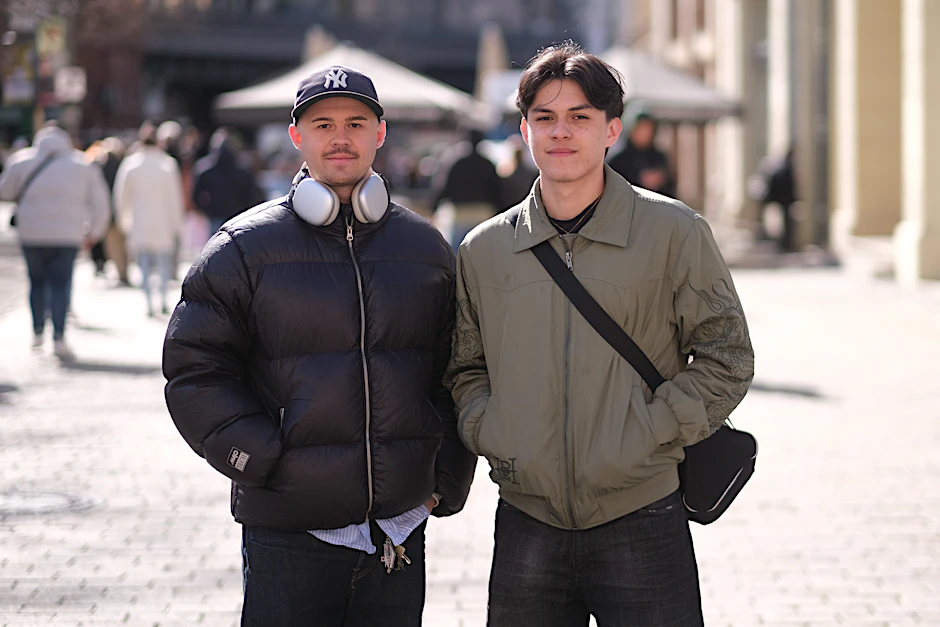 Was halten junge Menschen von dem Sondervermögen? Johannes (l.) und Ian
            sind sich noch unklar.