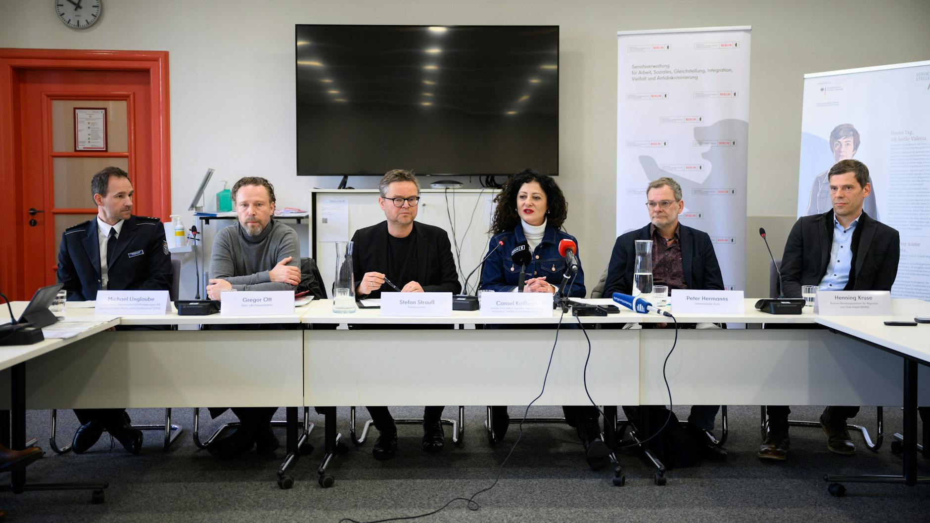 Zusammen mit Vertretern von Senatsverwaltung, Zoll, Polizei und Sozialverbänden stellte Sozialsenatorin Cansel Kiziltepe (SPD, 2.v.r.) am Montag die neue Schutzwohnung vor.
