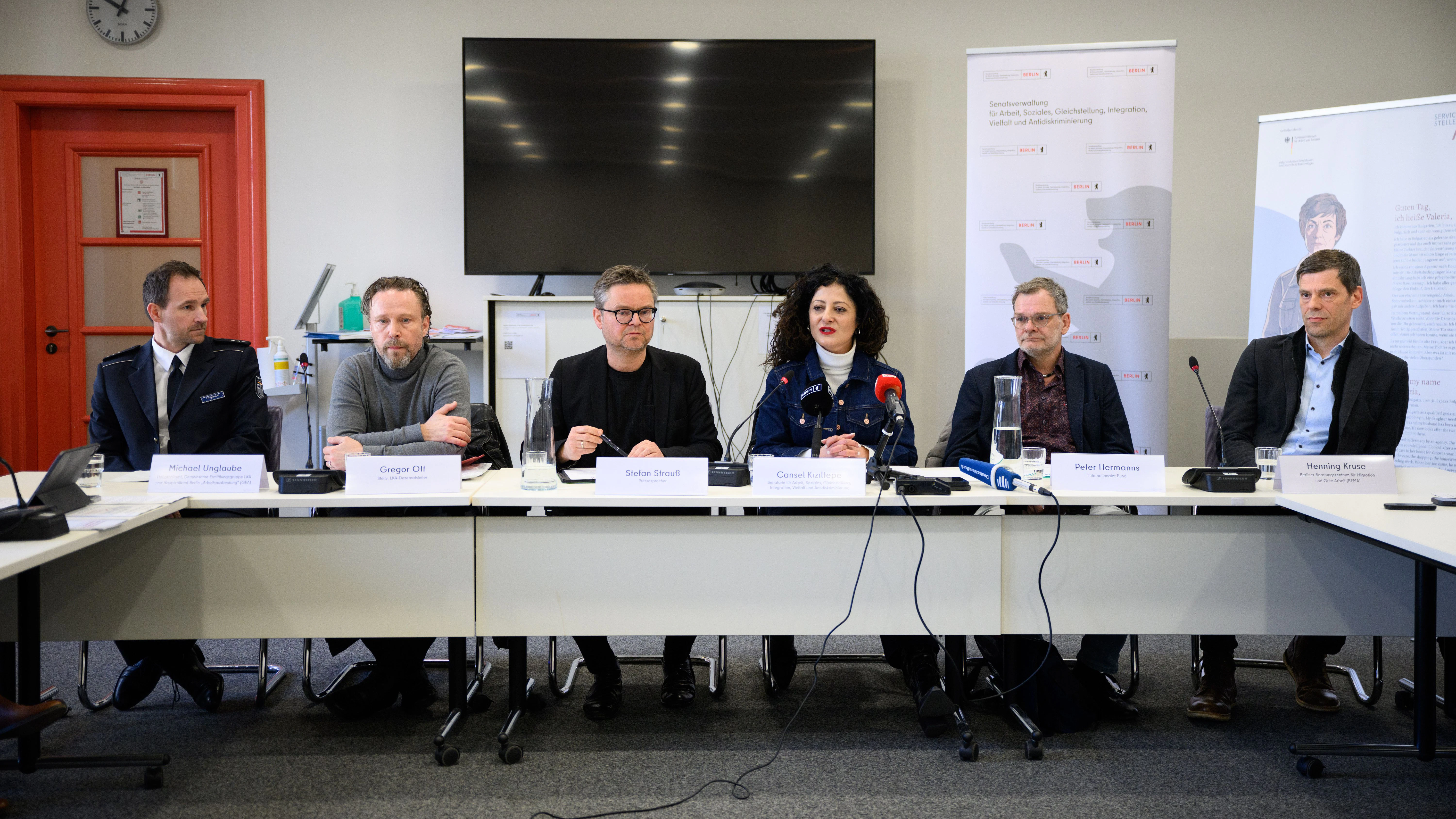 Zusammen mit Vertretern von Senatsverwaltung, Zoll, Polizei und Sozialverbänden stellte Sozialsenatorin Cansel Kiziltepe (SPD, 2.v.r.) am Montag die neue Schutzwohnung vor.
