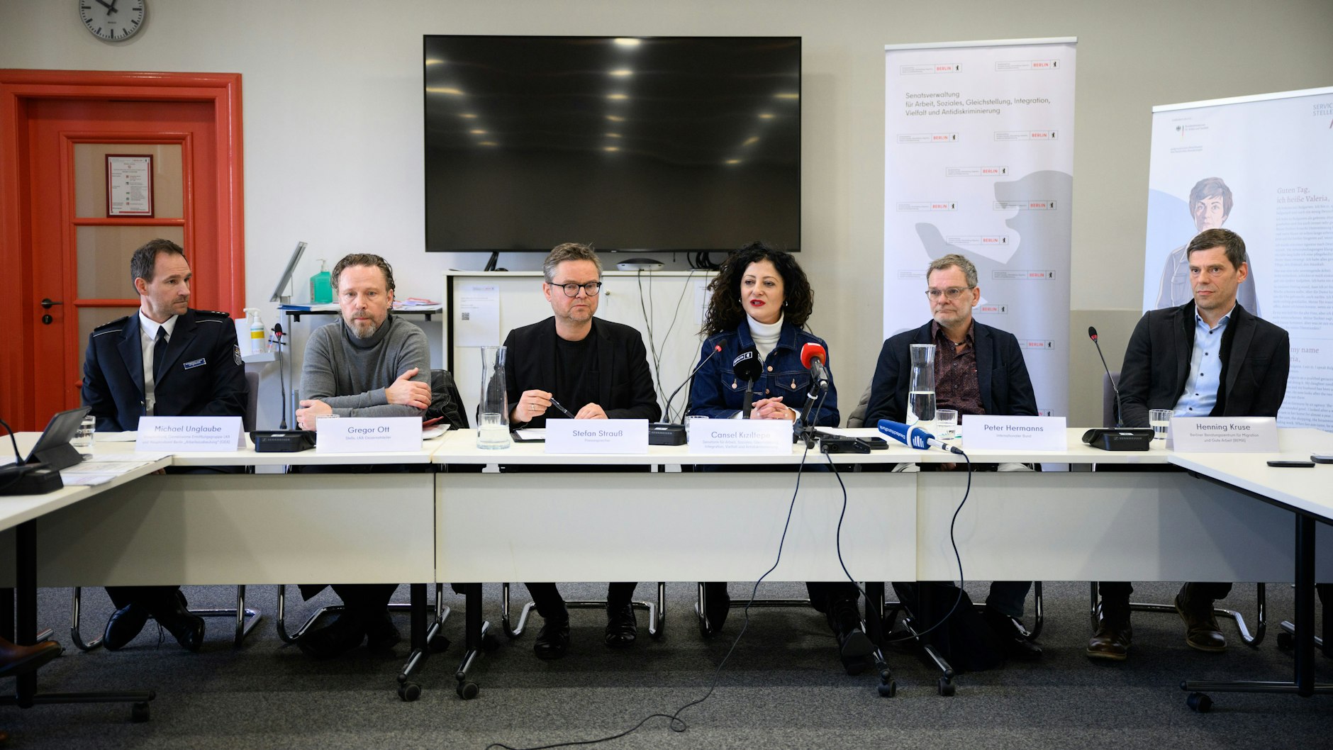 Zusammen mit Vertretern von Senatsverwaltung, Zoll, Polizei und Sozialverbänden stellte Sozialsenatorin Cansel Kiziltepe (SPD, 2.v.r.) am Montag die neue Schutzwohnung vor.