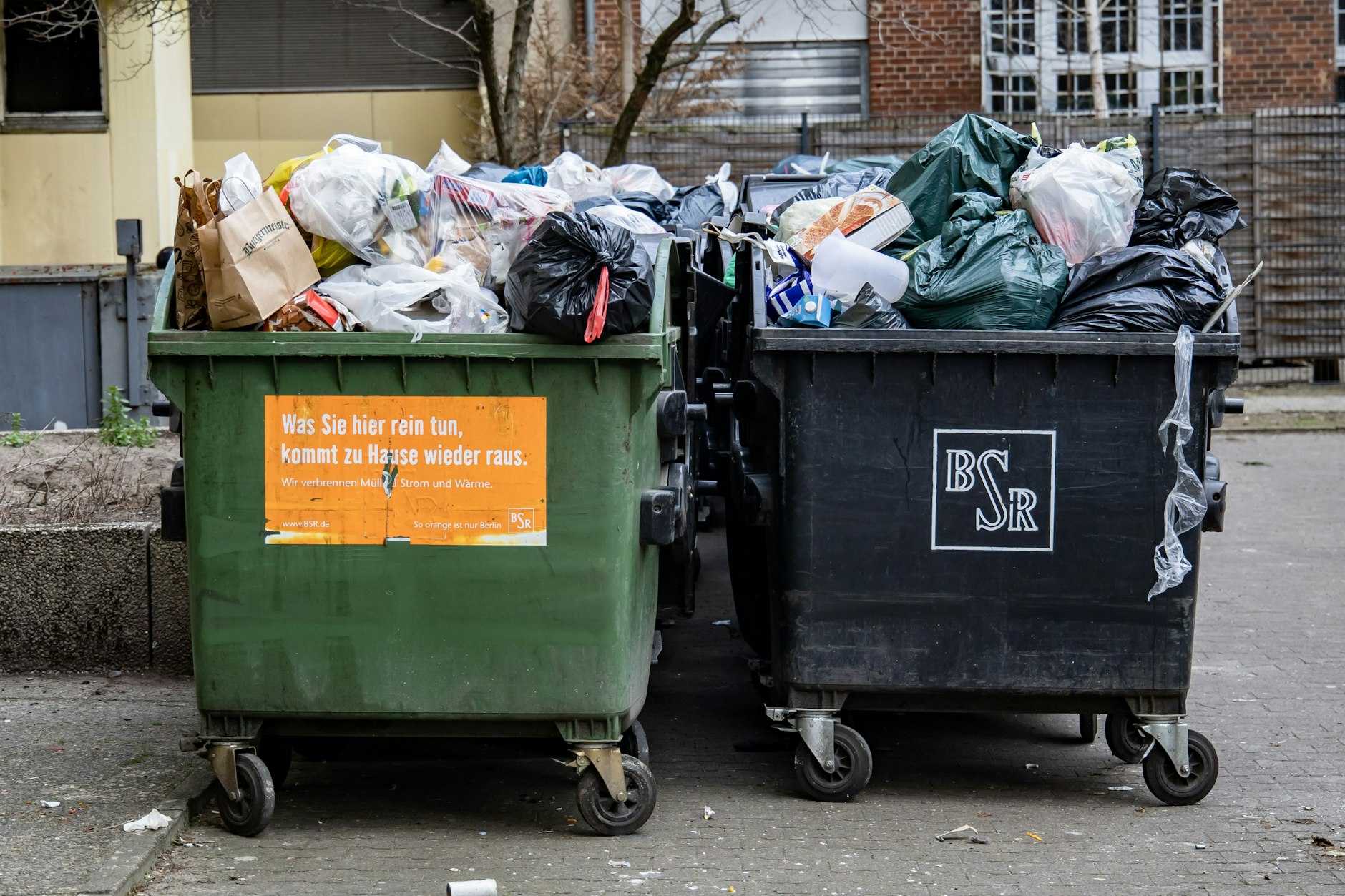 Müllberge stapeln sich während des BSR-Streiks.