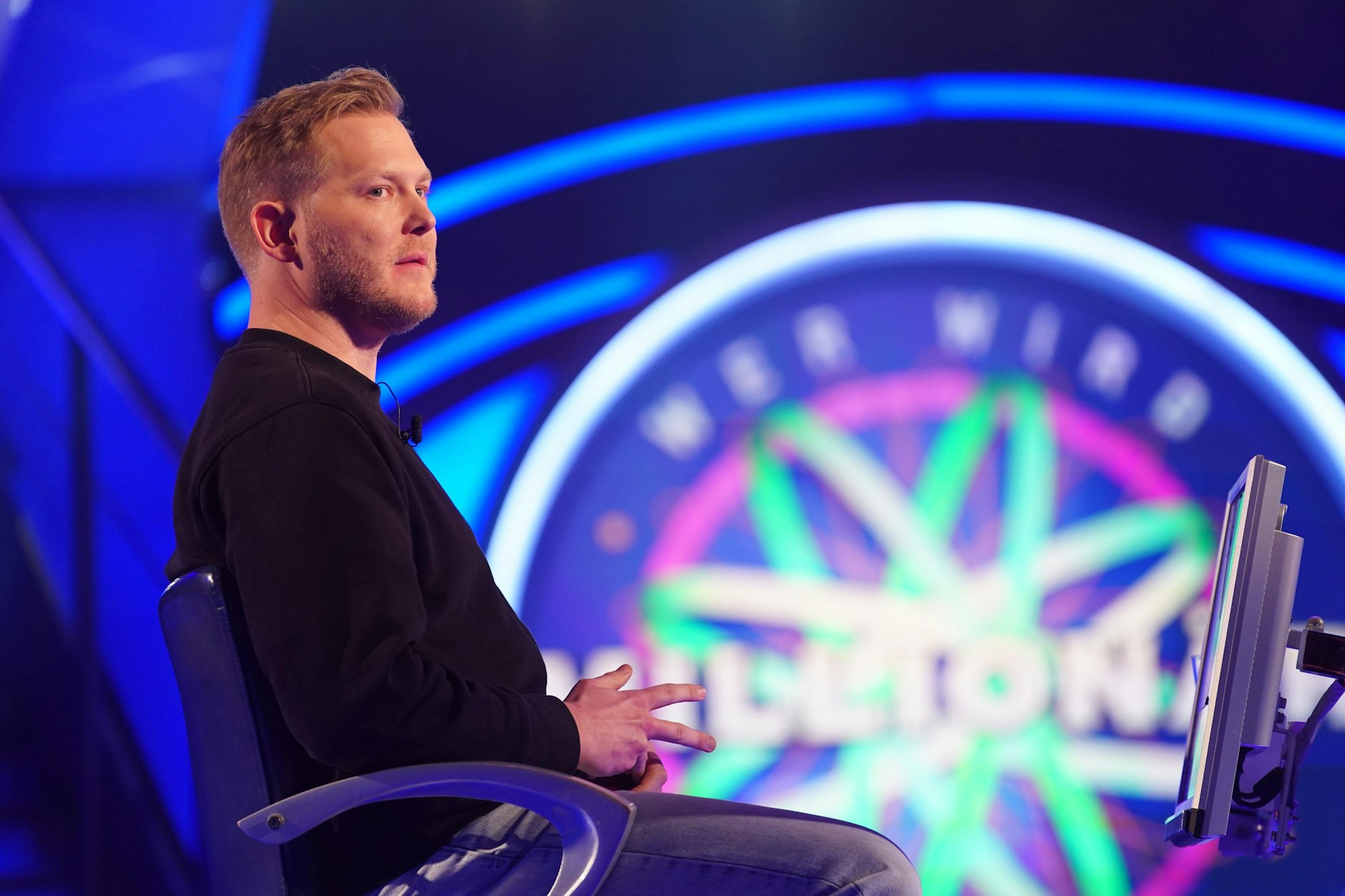 David Rieck leistet sich bei „Wer wird Millionär?“ bei der Frage nach einem sogenannten Universaldienstleister einen richtig brutalen Absturz - und geht mit 500 Euro heim.