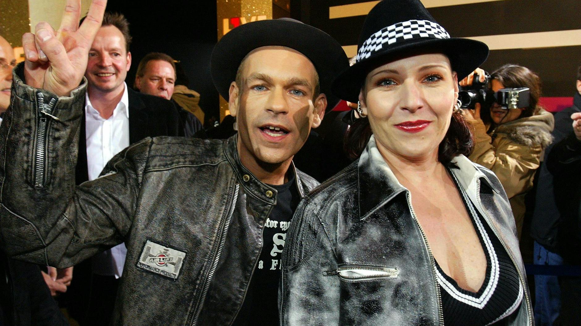 Die Band Rosenstolz mit Peter Plate und AnNa R. Plate richtete für seine Partnerin vor dem Theater des Westens in Berlin einen Gedenkaltar ein.