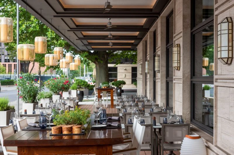 Auf der Terrasse des JW Steakhouse warten&nbsp;köstliche BBQ-Highlights auf ausgepowerte und glückliche Workout-Begeisterte.