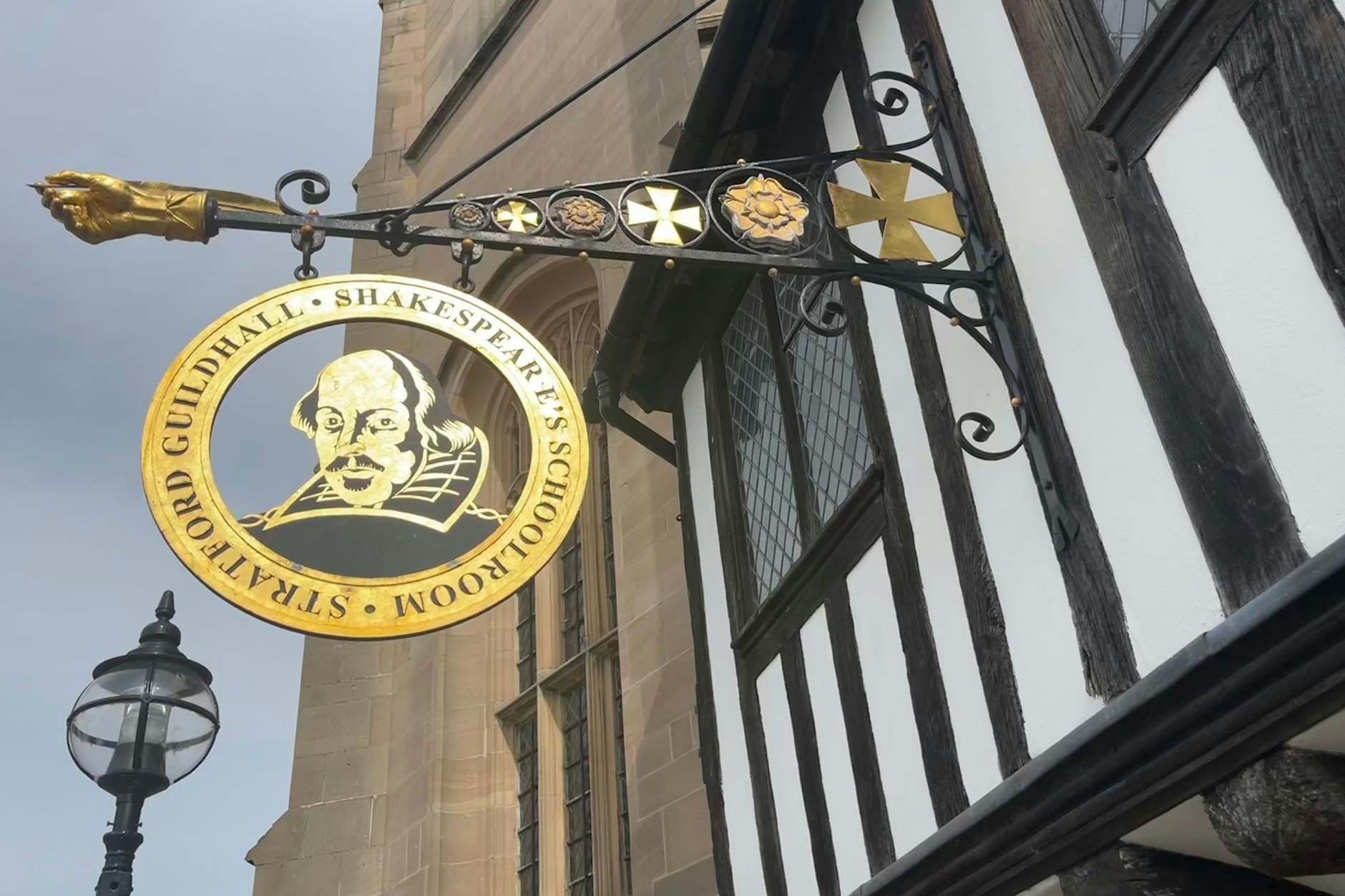 Ein Schild in Stratford-upon-Avon erinnert an den berühmten Sohn der Stadt: Shakespeare