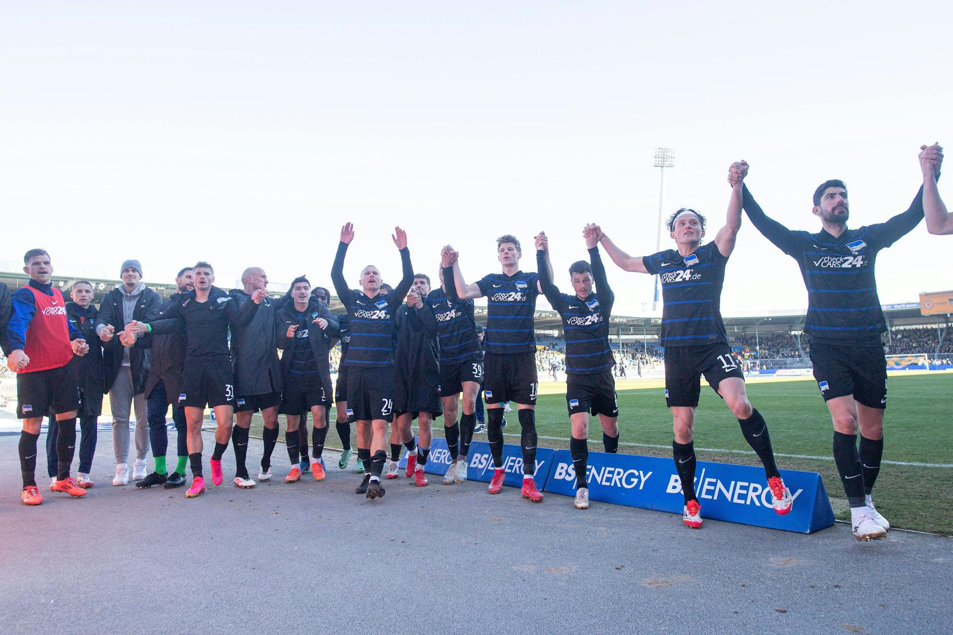 Nach dem Abpfiff jubeln Fans und Spieler von Hertha BSC mal wieder gemeinsam.