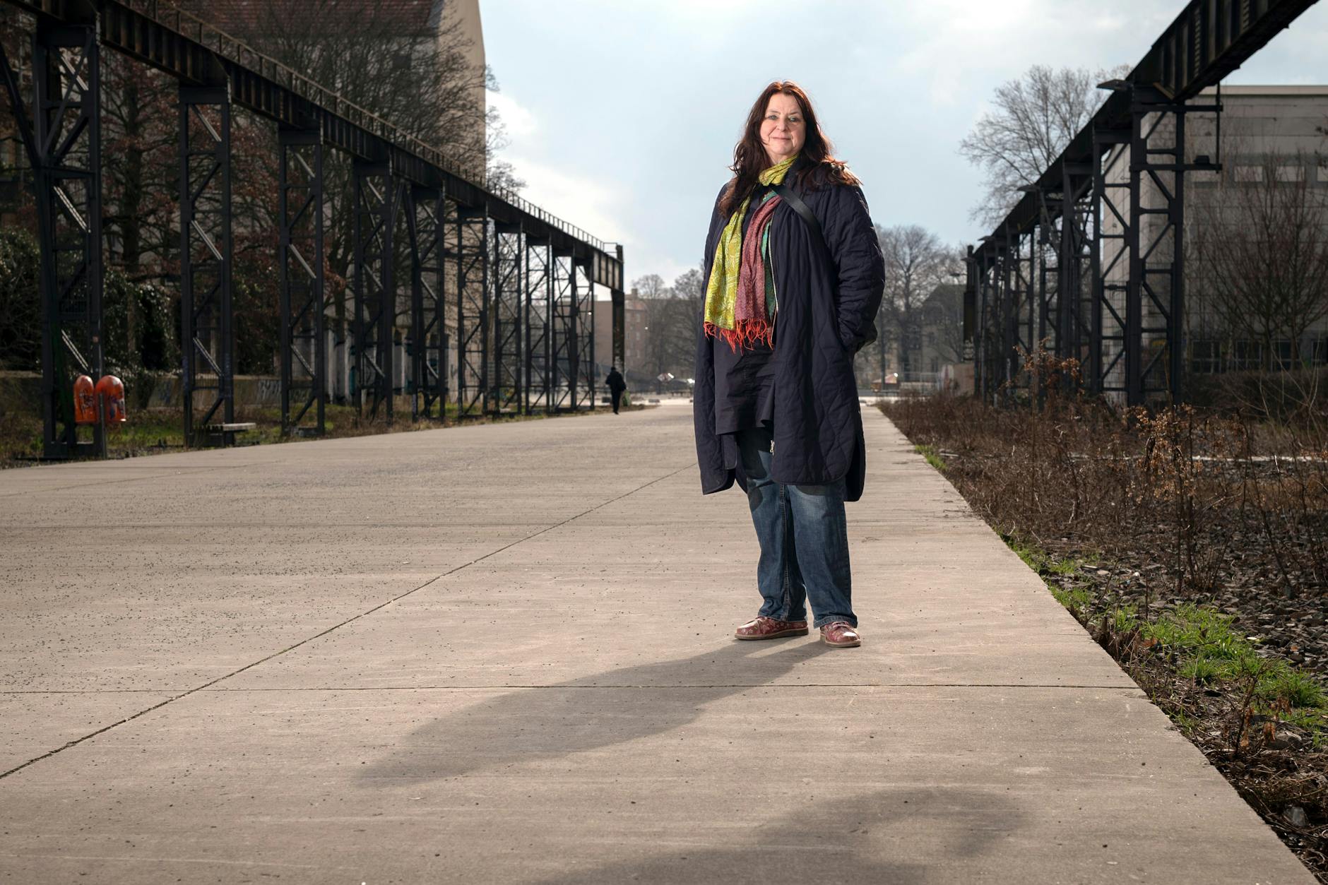 Ein paar Schritte nur vom Arbeitsraum Annett Gröschners entfernt steht noch ein riesiger Brückenkran, der einst zum Transformatorenwerk Oberspree gehörte. Solch einen Kran bedient ihre Heldin im Roman „Schwebende Lasten“.