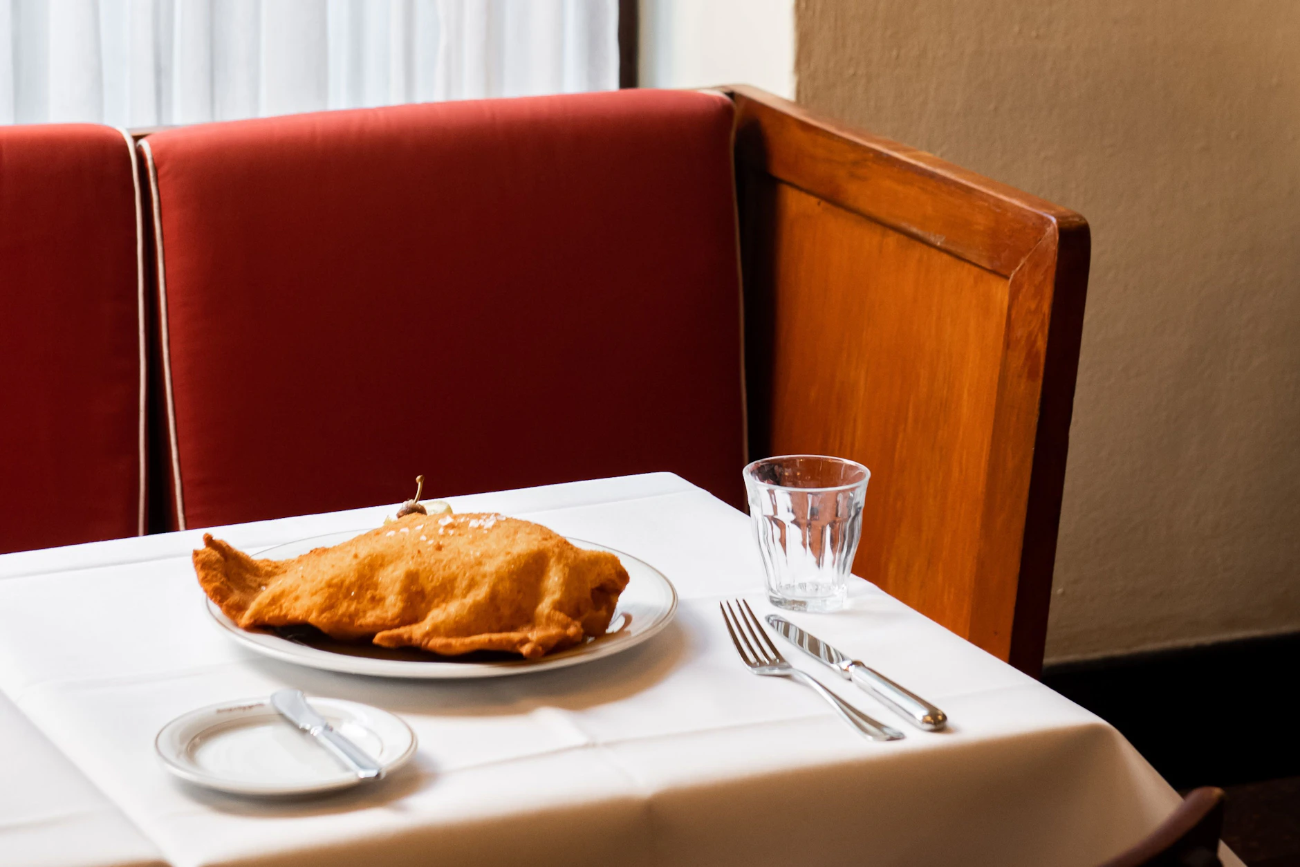 Ordentlich aufgebläht: Im Borchardt kommt das Schnitzel klassisch an den Tisch.