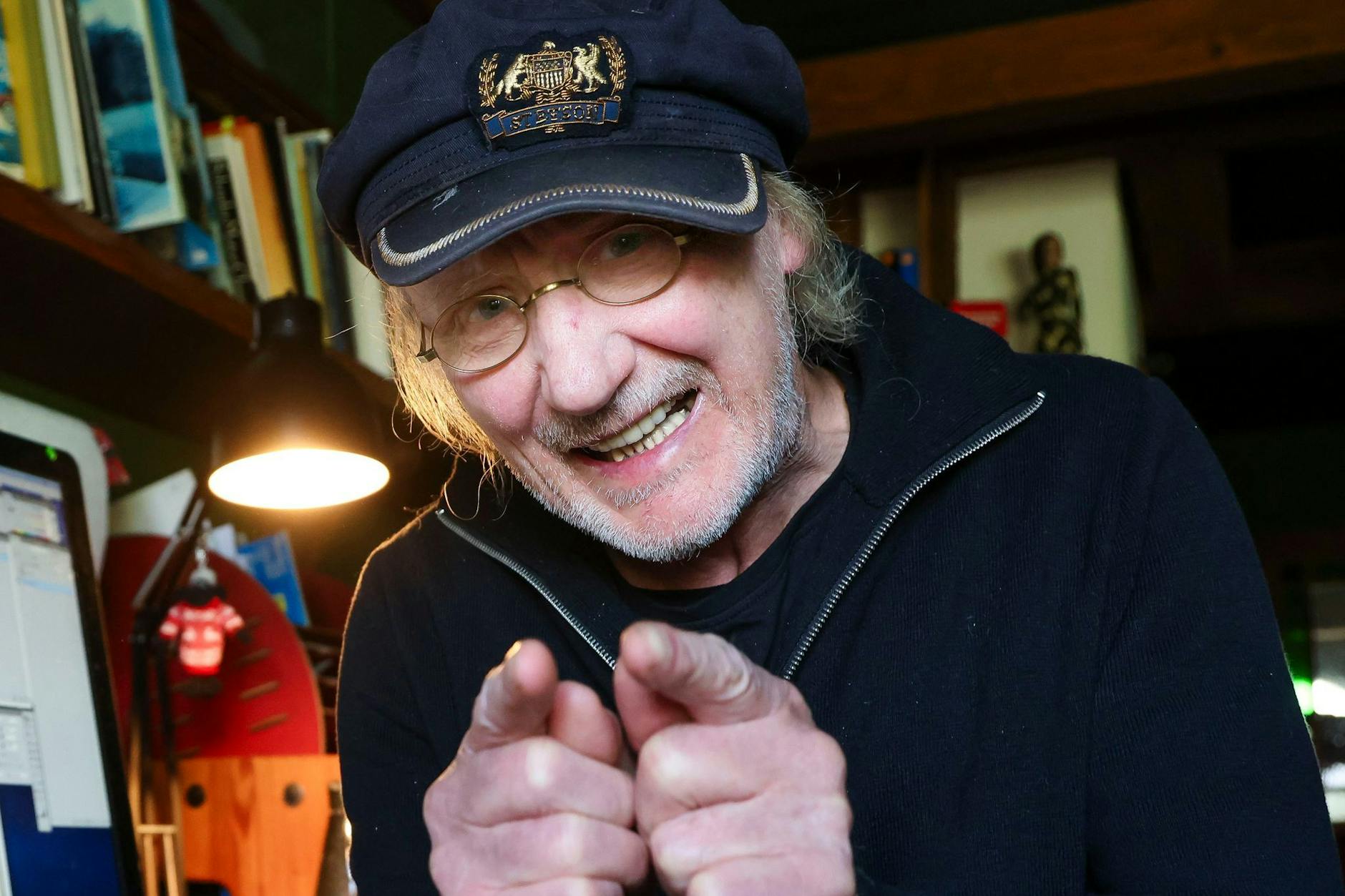 Rötger Werner Friedrich Wilhelm Feldmann alias Brösel sitzt an seinem Arbeitsplatz. Der 1950 in Lübeck geborene Künstler gilt als einer der erfolgreichsten deutschen Comiczeichner. Am 17. März 2025 feiert Feldmann seinen 75. Geburtstag.