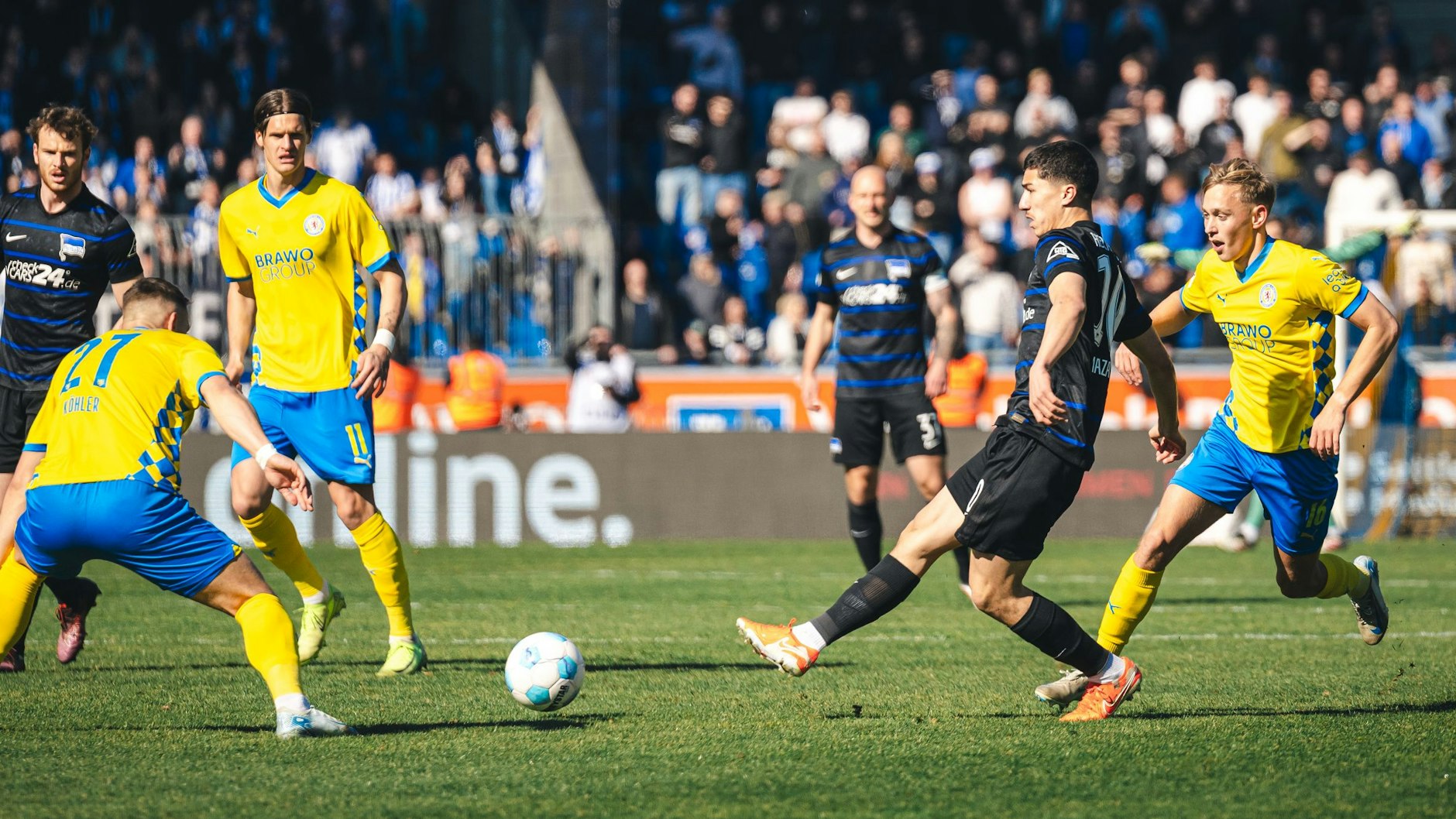 Gestern noch Pässe in Braunschweig gespielt, am Freitag vielleicht dann in Botswana: Herthas Ibo Maza (2.v.r.).