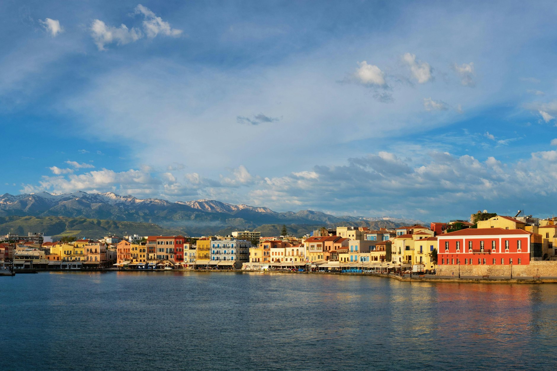 Der alte Hafen von Chania auf Kreta. Auf der griechischen Insel wurden jetzt Rekord-Hitze-Werte für März gemessen.