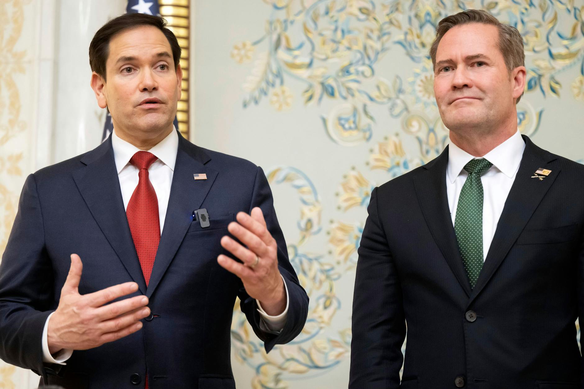 US-Außenminister Marco Rubio (l.) und der nationale Sicherheitsberater der USA, Mike Waltz, sprechen nach einem Treffen mit einer ukrainischen Delegation.