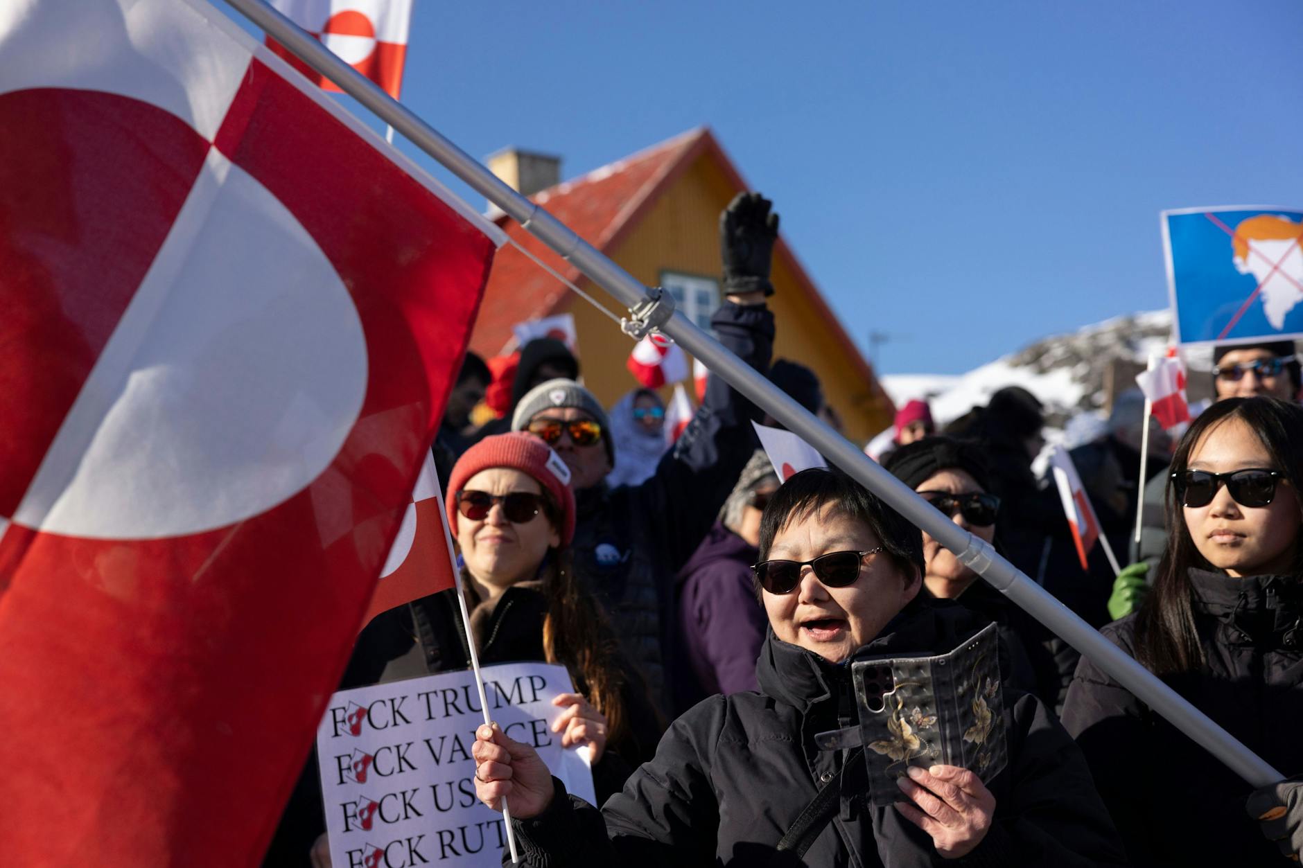 Grönland, Nuuk: Menschen nehmen an einer Demonstration gegen Donald Trump vor dem Konsulat der USA teil
