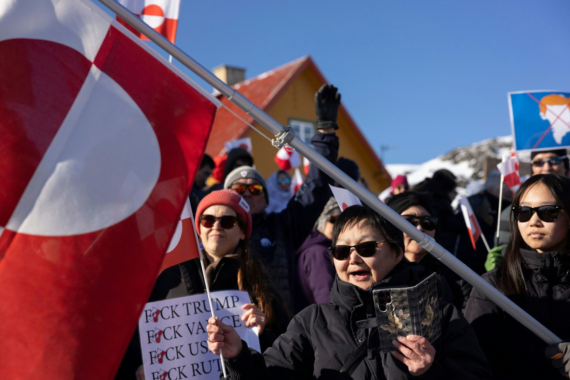 Grönland, Nuuk: Menschen nehmen an einer Demonstration gegen Donald Trump vor dem Konsulat der USA teil
