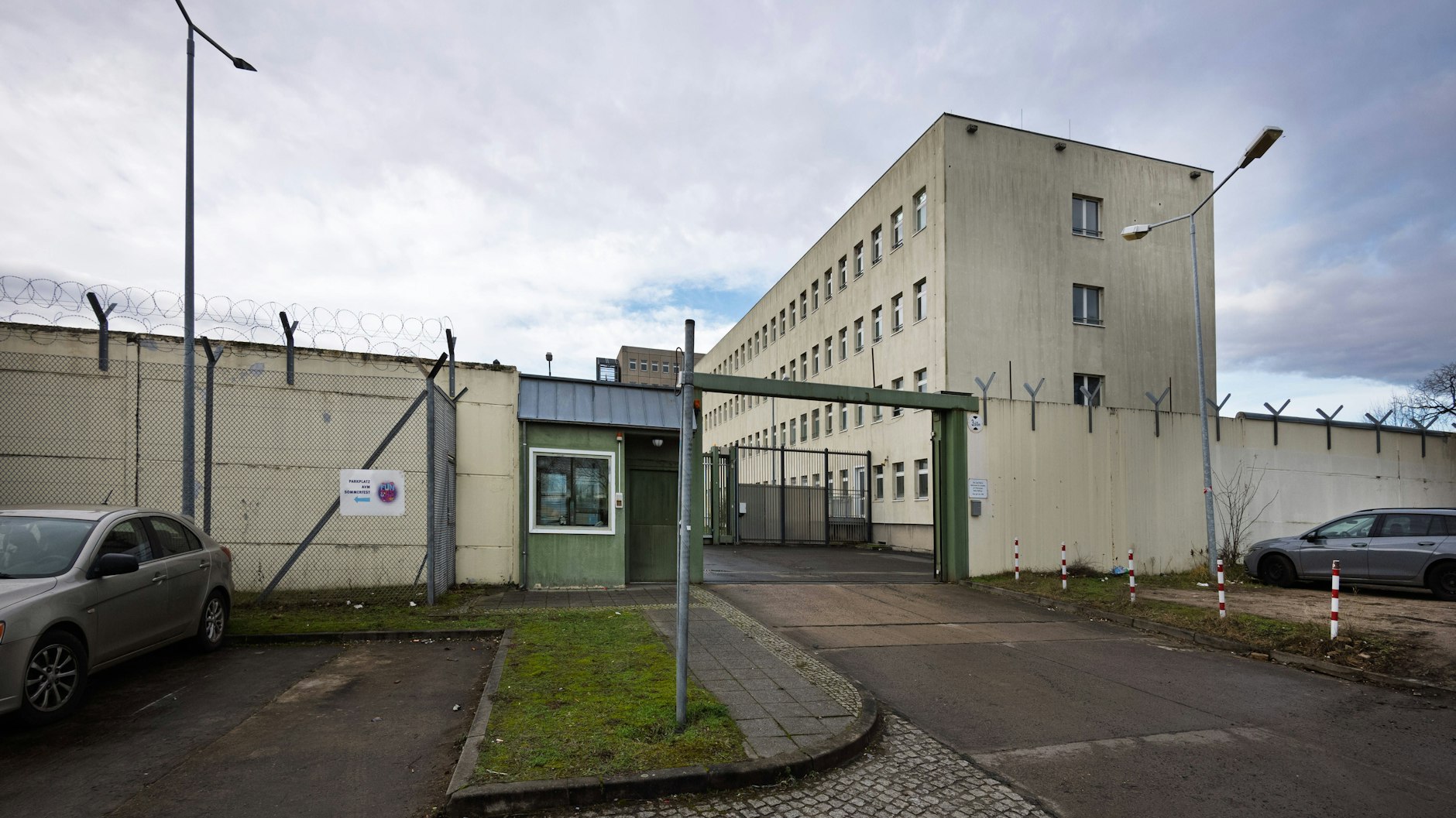 Das ehemalige DDR-Frauengefängnis in der Grünauer Straße 140 wurde 1995 zum Abschiebegefängnis umgebaut.