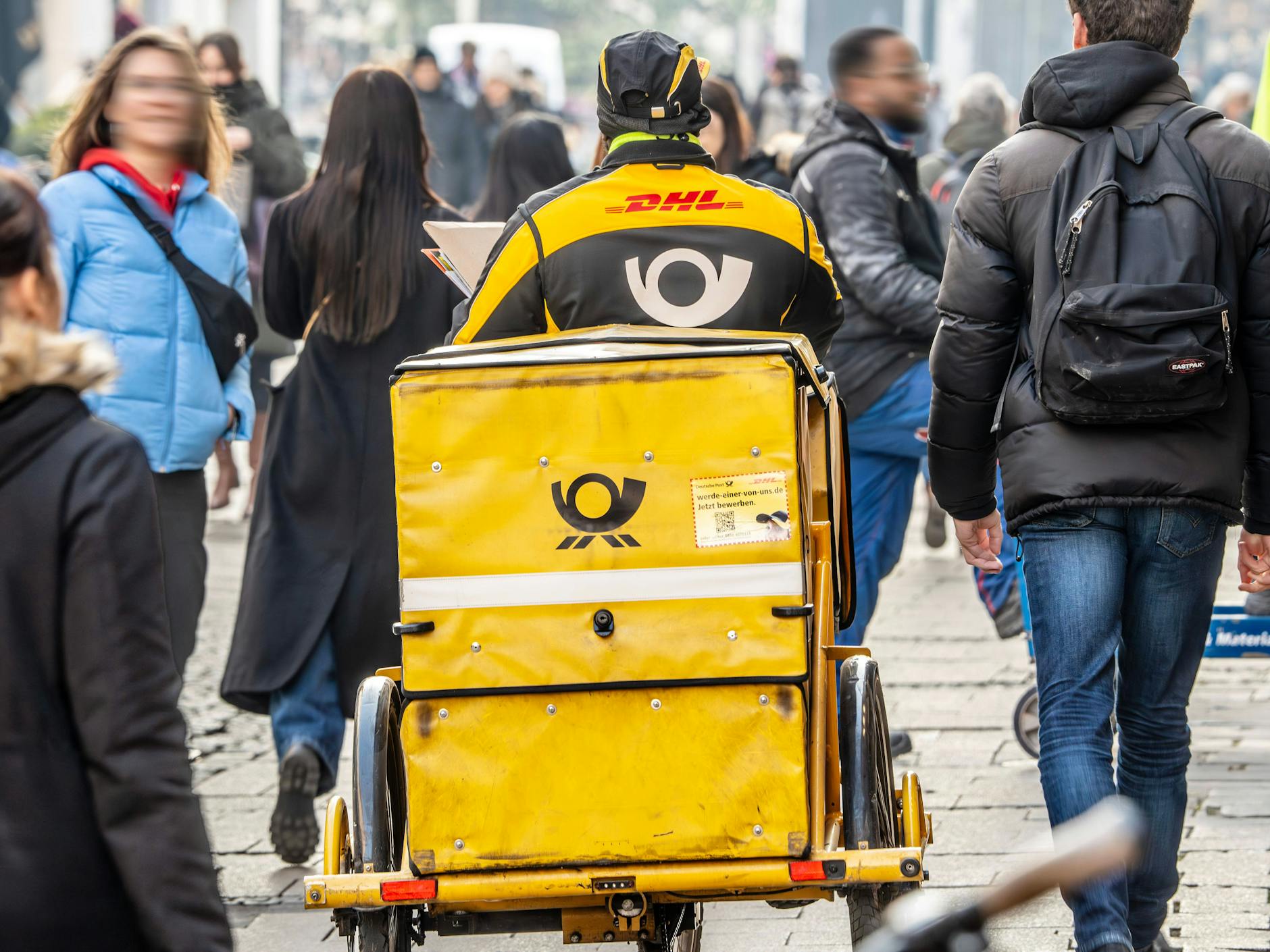 Die Deutsche Post ist ein sogenannter Universaldienstleister - sie sorgt dafür, dass es in ganz Deutschland erschwinglichen Postversand gibt.