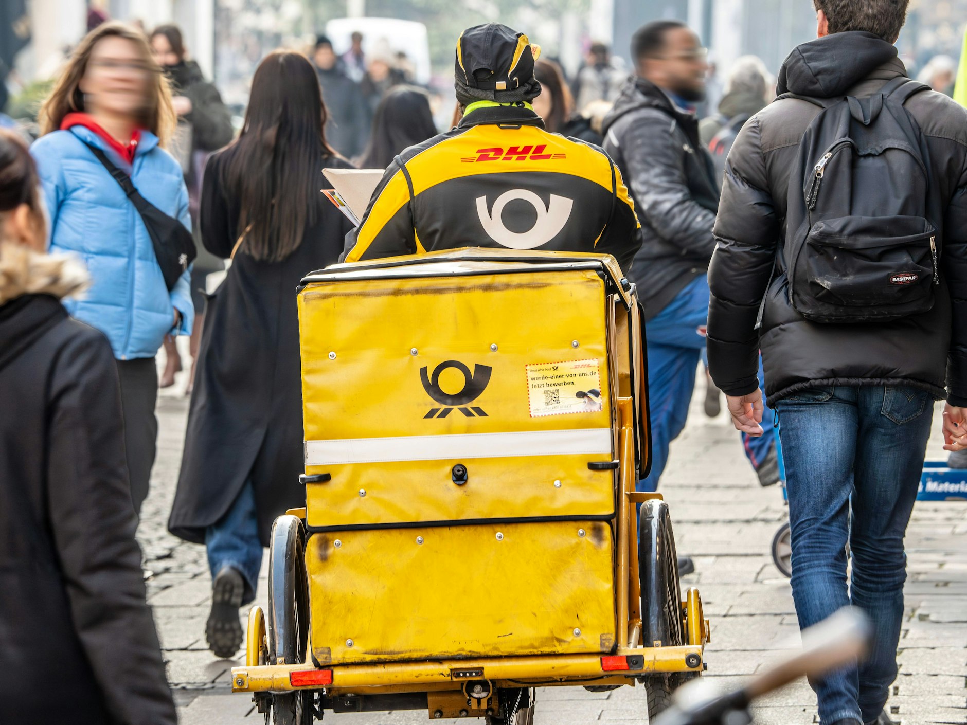 Die Deutsche Post ist ein sogenannter Universaldienstleister - sie sorgt dafür, dass es in ganz Deutschland erschwinglichen Postversand gibt.