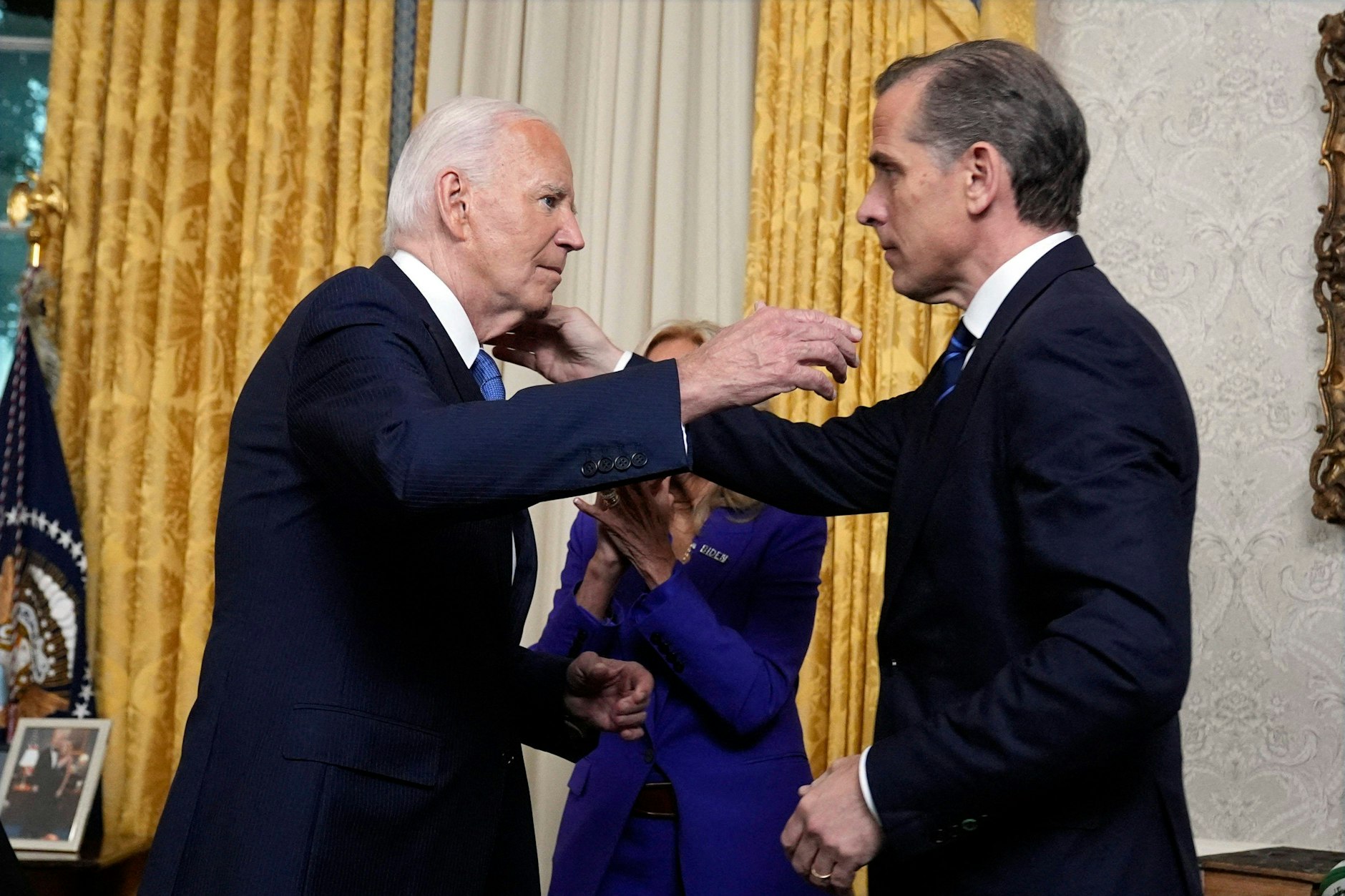Der damalige US-Präsident Joe Biden umarmt seinen Sohn Hunter Biden.