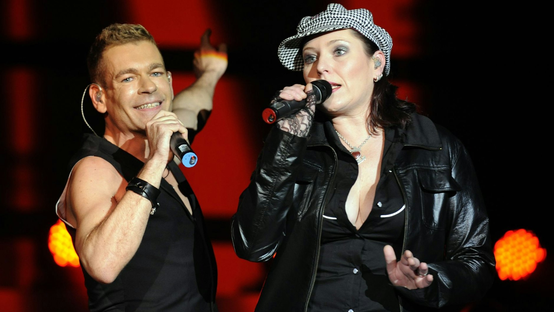 Die verstorbene Sängerin AnNa R. und der Sänger Peter Plate von der Berliner Band Rosenstolz bei einem Konzert in der Columbiahalle in Berlin.