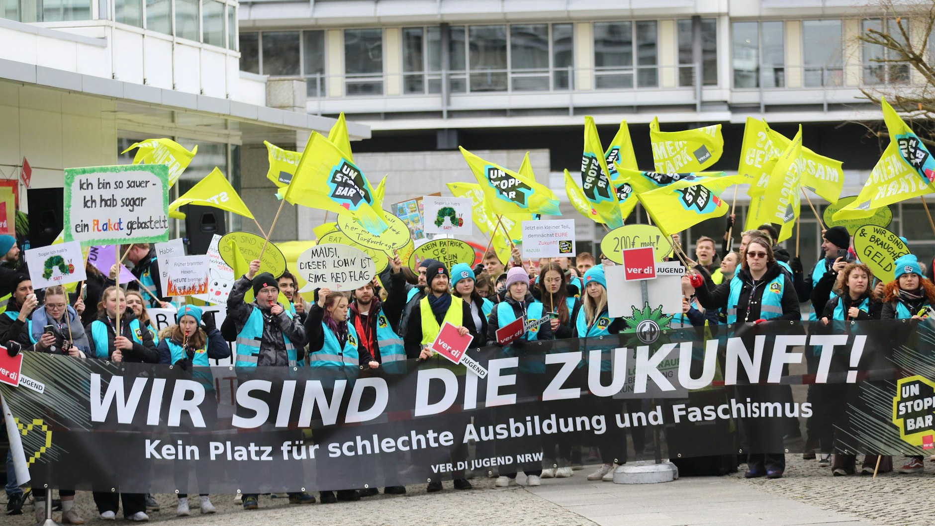 Demonstranten der Verdi-Jugend mit einem Banner „Wir sind die Zukunft“ während einer Kundgebung zu Beginn der dritten Runde der Tarifverhandlungen für den öffentlichen Dienst von Bund und Kommunen am Kongresshotel in Potsdam.
