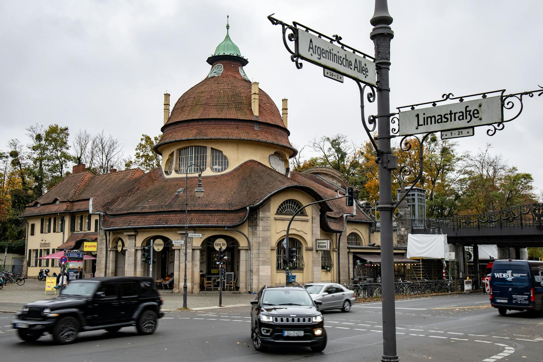 Der S-Bahnhof Mexikoplatz im Bezirk Steglitz-Zehlendorf: Hier sollen künftig Fahrgäste zwischen der S1 und der U3 umsteigen können.