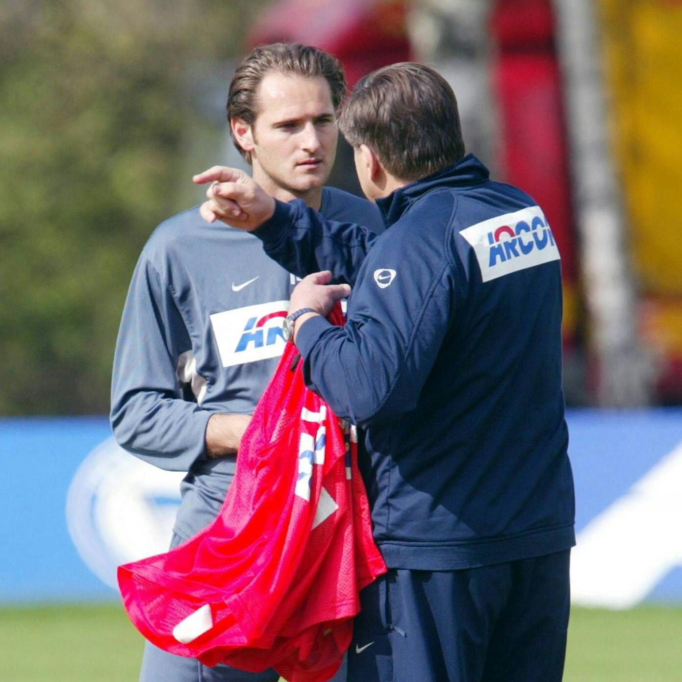 Hans Meyer erklärte auch Joe Simunic (l.) ganz intensiv, wo es unter ihm langgeht.