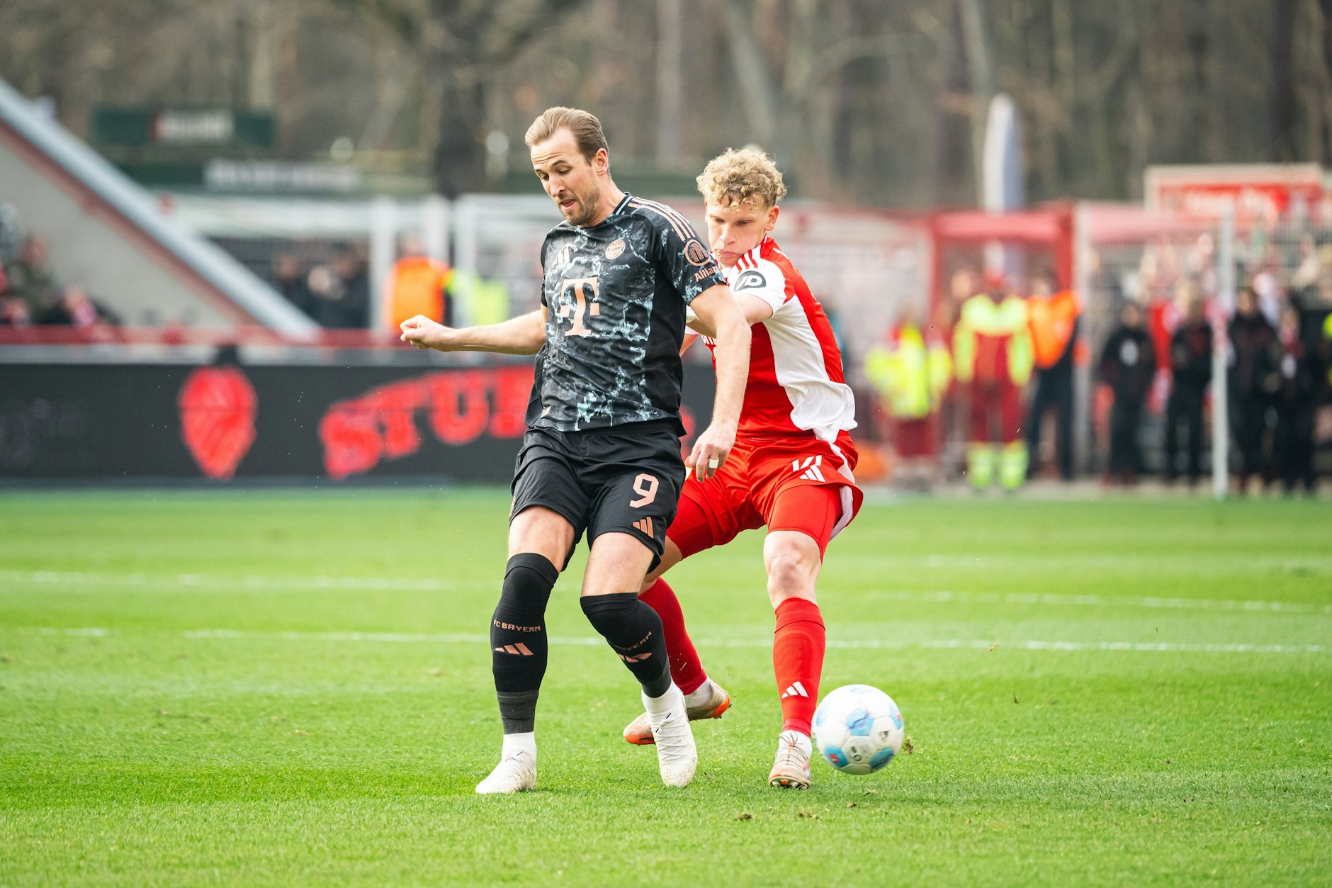 Gegen Bayern Münchens Starstürmer Harry Kane (l.) hatten Leopold Querfeld und die anderen Spieler des 1. FC Union Berlin einen guten Plan.
