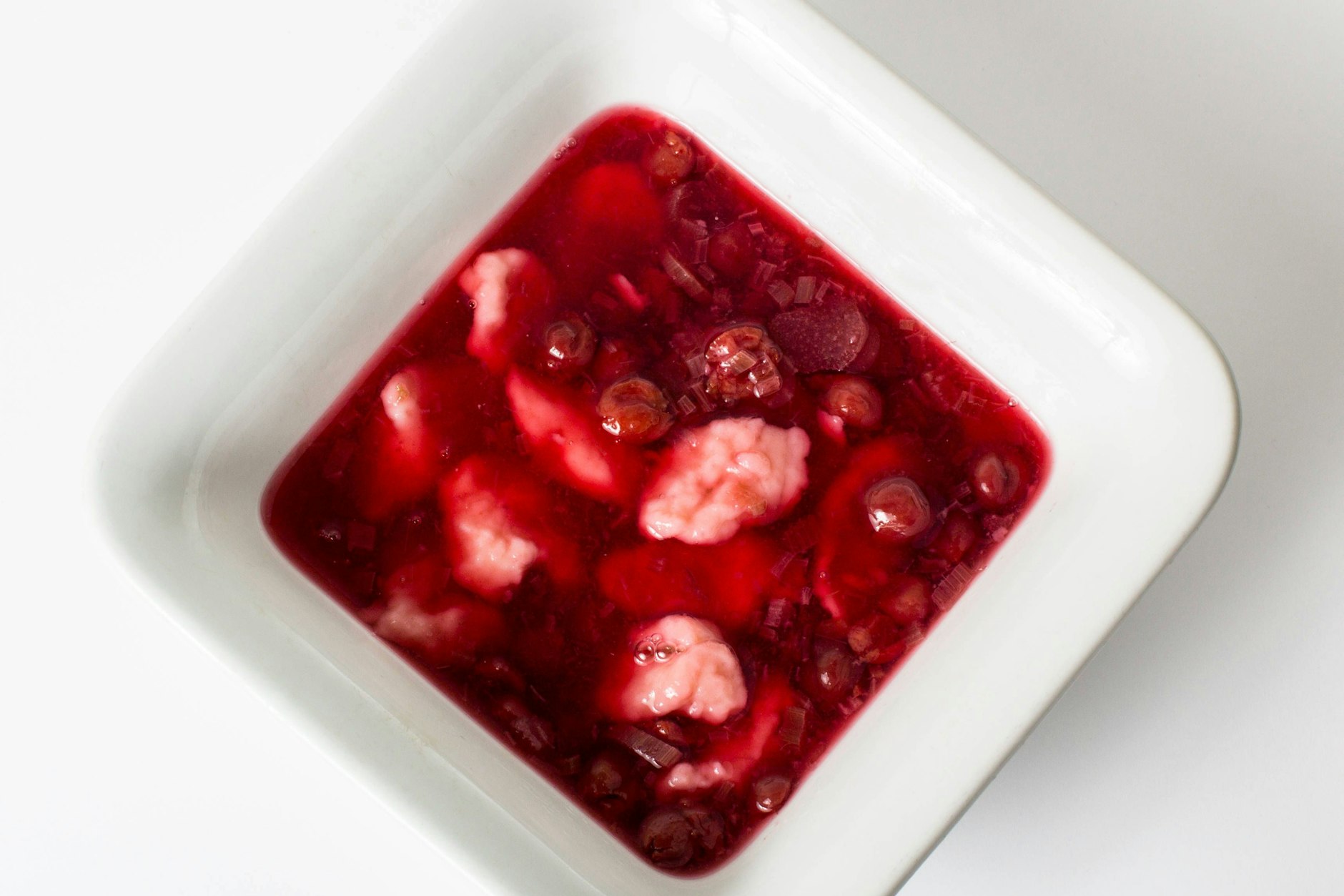 Die Kirschsuppe mit Klüten wurde oft mit anderen Früchte ergänzt, zum Beispiel mit Erdbeeren.