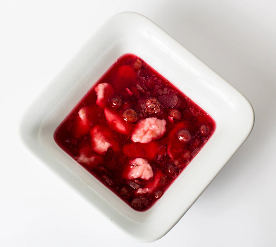 Die Kirschsuppe mit Klüten wurde oft mit anderen Früchte ergänzt, zum Beispiel mit Erdbeeren.