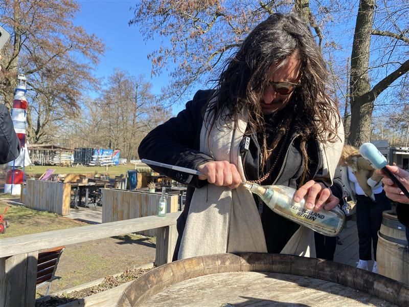 Der Schatz vom Müggelsee: Flaschenpost wird nach 31 Jahren geöffnet – das steckt drin