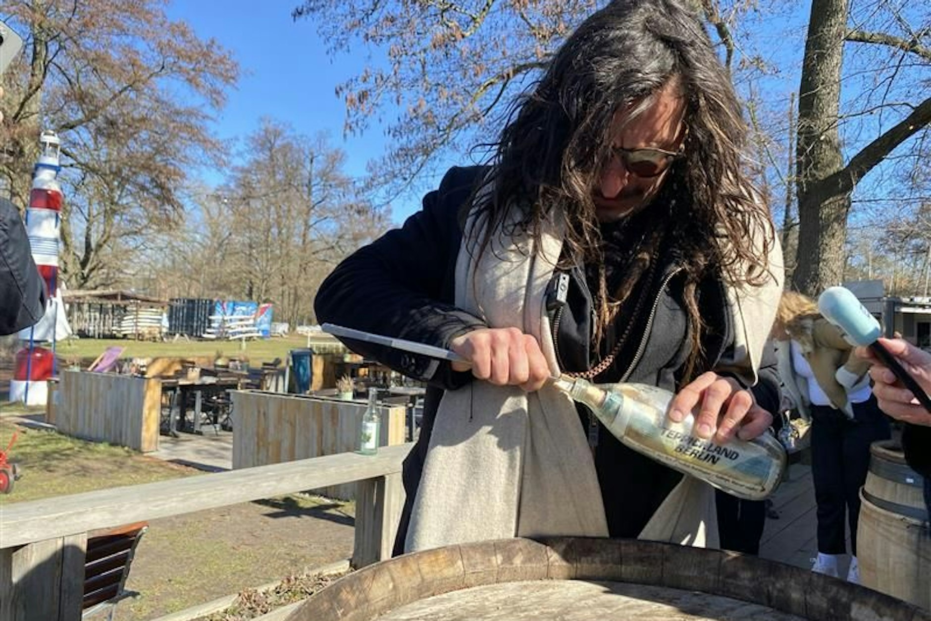 In Treptow-Köpenick wurde am Müggelsee eine 31 Jahre alte Flaschenpost gefunden, die am Dienstag geöffnet wurde.