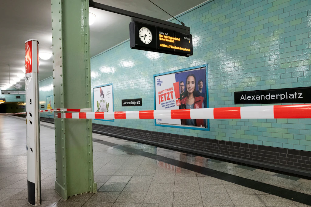 BVG muss Gleis sperren: Warum es im U-Bahnhof Alexanderplatz von der Decke tropft
