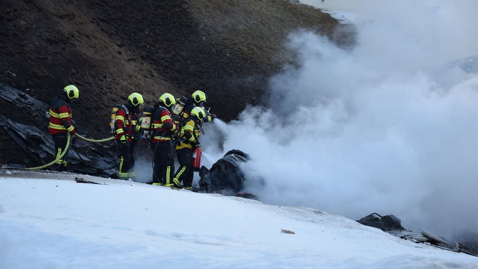La Punt Chamues-ch: Helfer sind an der Absturzstelle eines Kleinflugzeugs im Einsatz.
