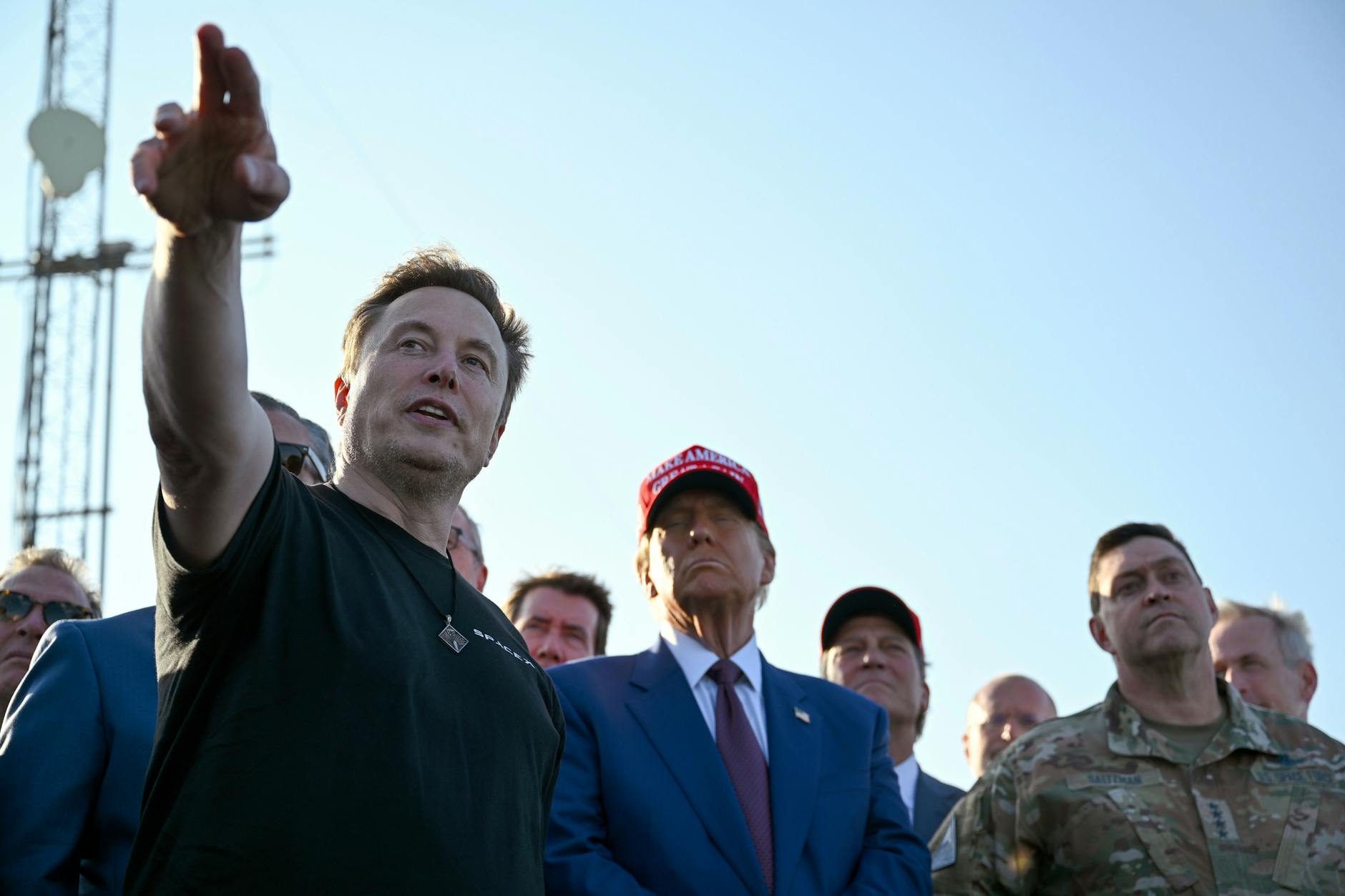 Elon Musk (l.) spricht vor dem Testflug einer SpaceX-Rakete im November 2024 mit Donald Trump.