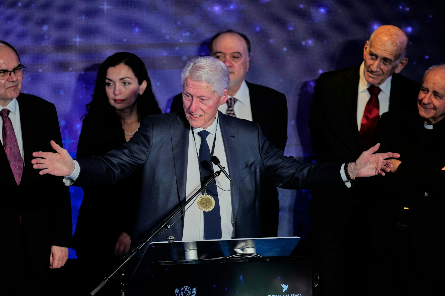 Der ehemalige US-Präsident Bill Clinton präsentierte sich in Berlin als Friedensarchitekt.