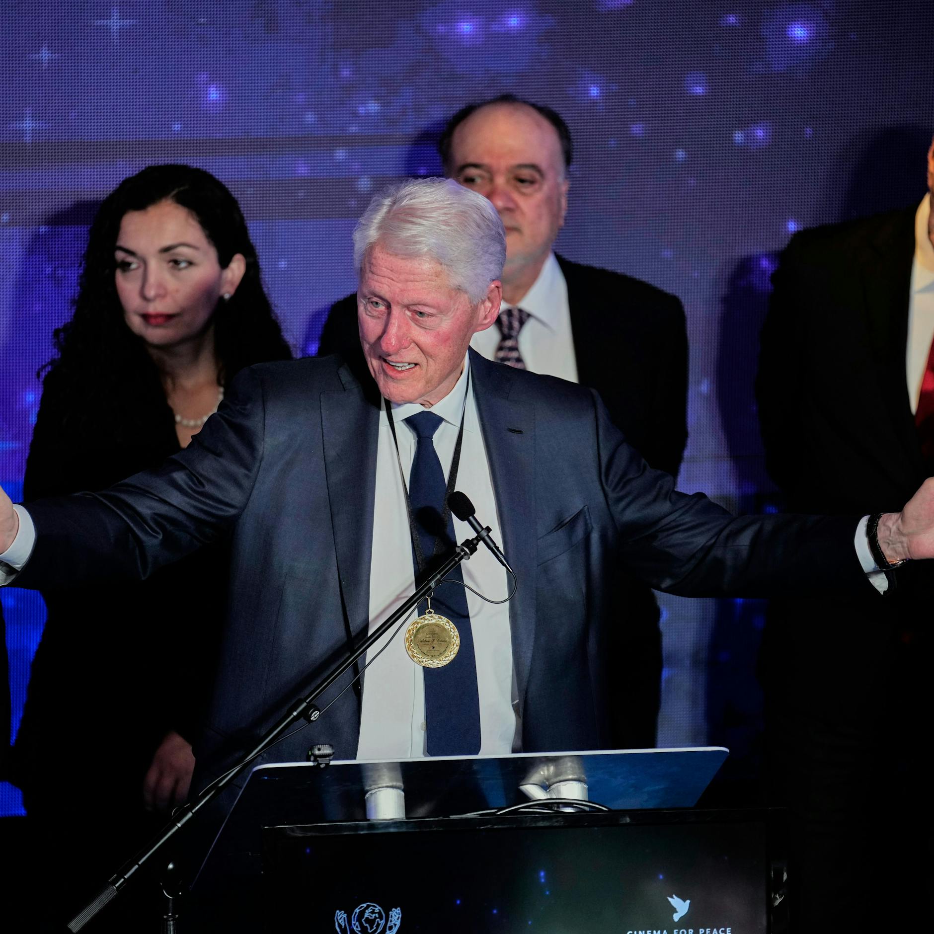 Image - Bill Clinton in Berlin als Friedensikone gefeiert – doch diese Kriege bleiben unerwähnt