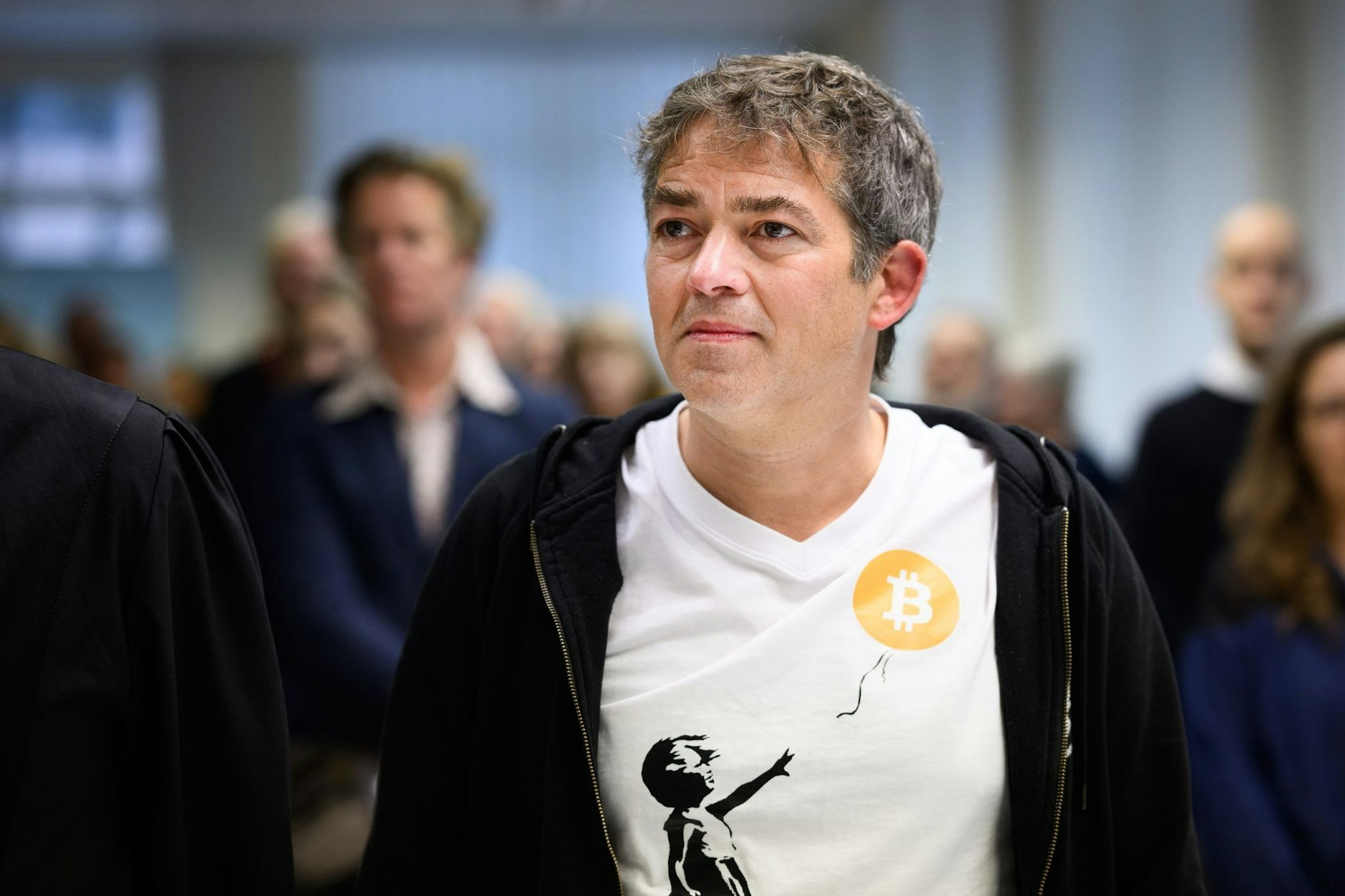 Michael Ballweg, Gründer der Querdenken-Bewegung, steht in einer Verhandlungspause in einem Foyer des Landgerichts Stuttgart den Journalisten Rede und Antwort.