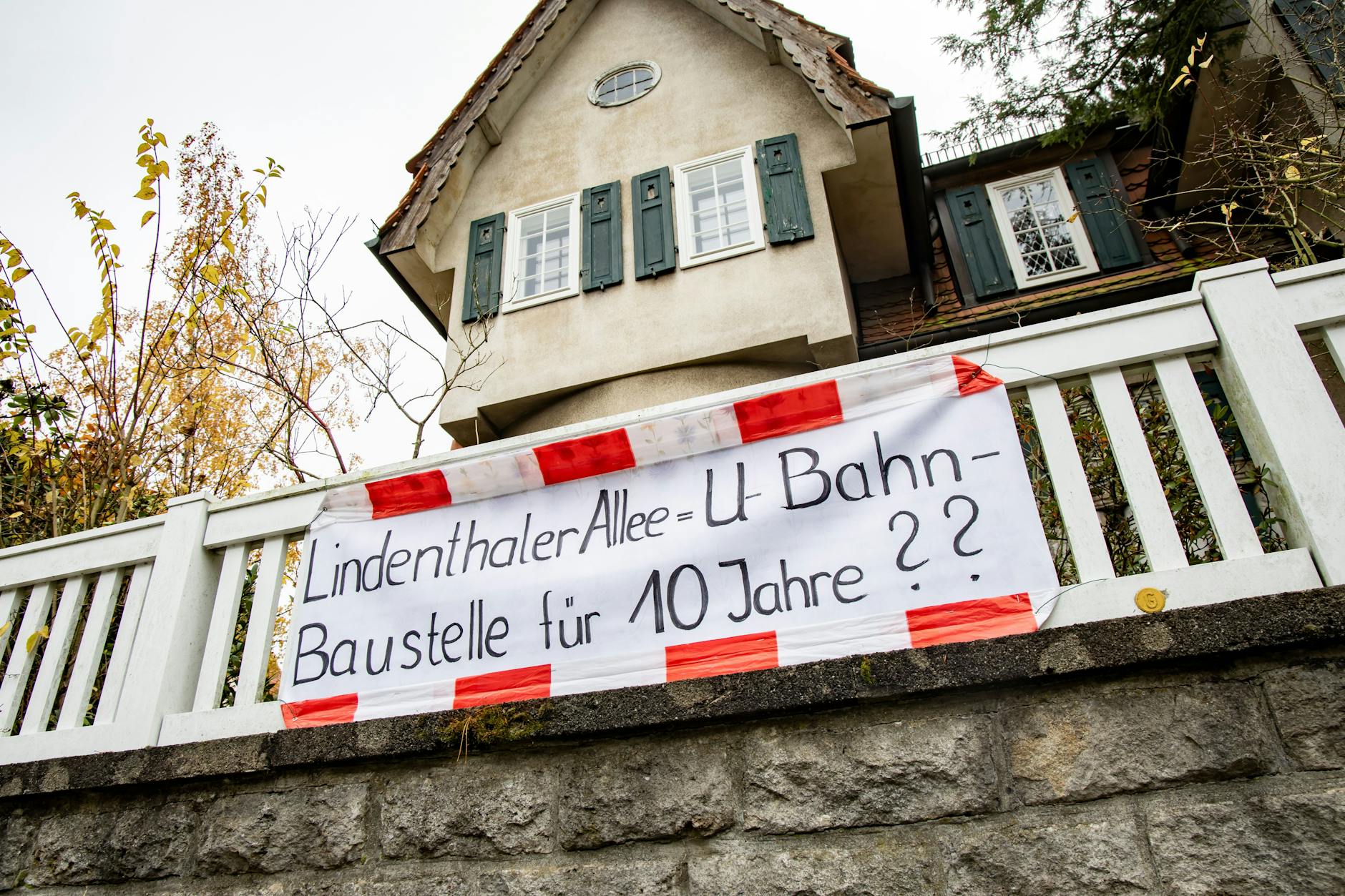 Protest gegen die geplante Verlängerung der U3 zum Mexikoplatz. Die BVG beziffert die Bauzeit für den neuen Abschnitt auf rund vier Jahre. Anwohner befürchten, dass ihr Viertel länger zur Baustelle wird.