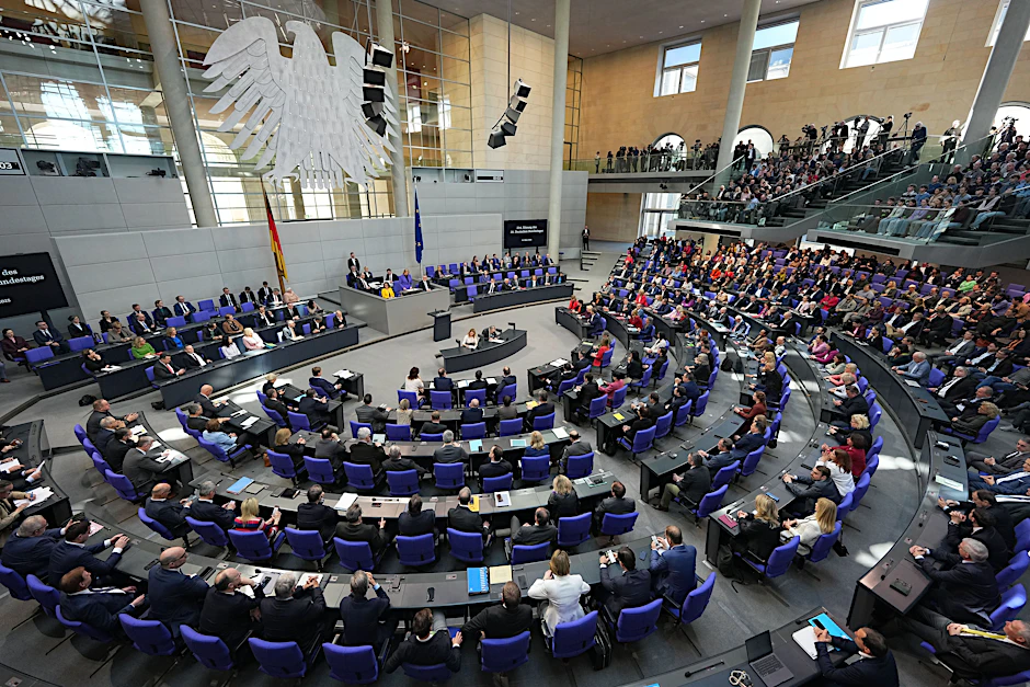 Die 214. Plenarsitzung der 20. Legislaturperiode im Deutschen Bundestag beginnt. Hauptthema dieser zweiten Sondersitzung des alten Bundestages nach der vorgezogenen Bundestagswahl ist die Reform der Schuldenbremse.