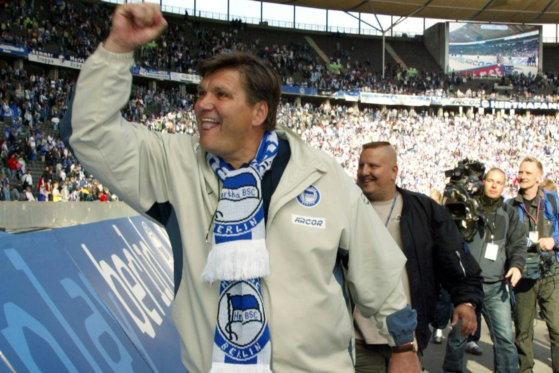 Nach der geglückten Rettung wurde Trainer Hans Meyer im Olympiastadion gebührend verabschiedet.