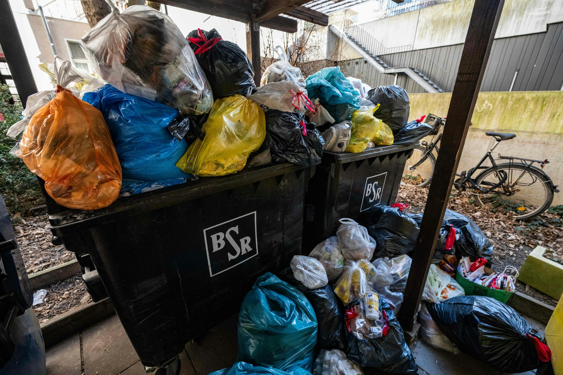 Die Container quellen über: Obwohl die Müllabfuhr wieder rollt, liegt noch viel Dreck in Berlin herum.
